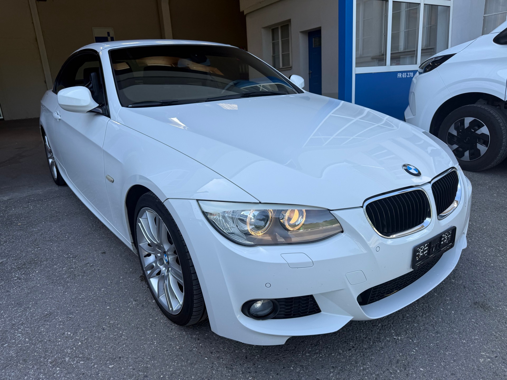 BMW 320d Cabriolet-image-11
