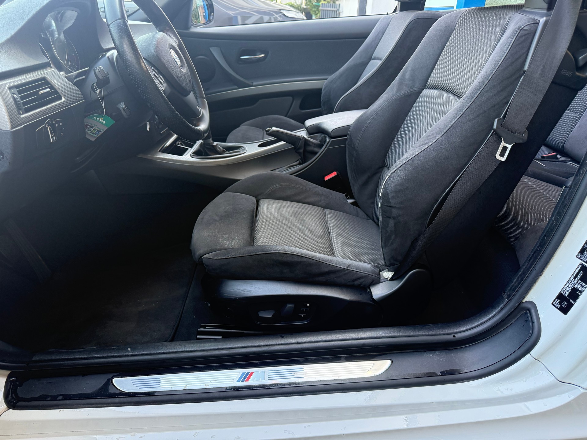 BMW 320d Cabriolet-image-6