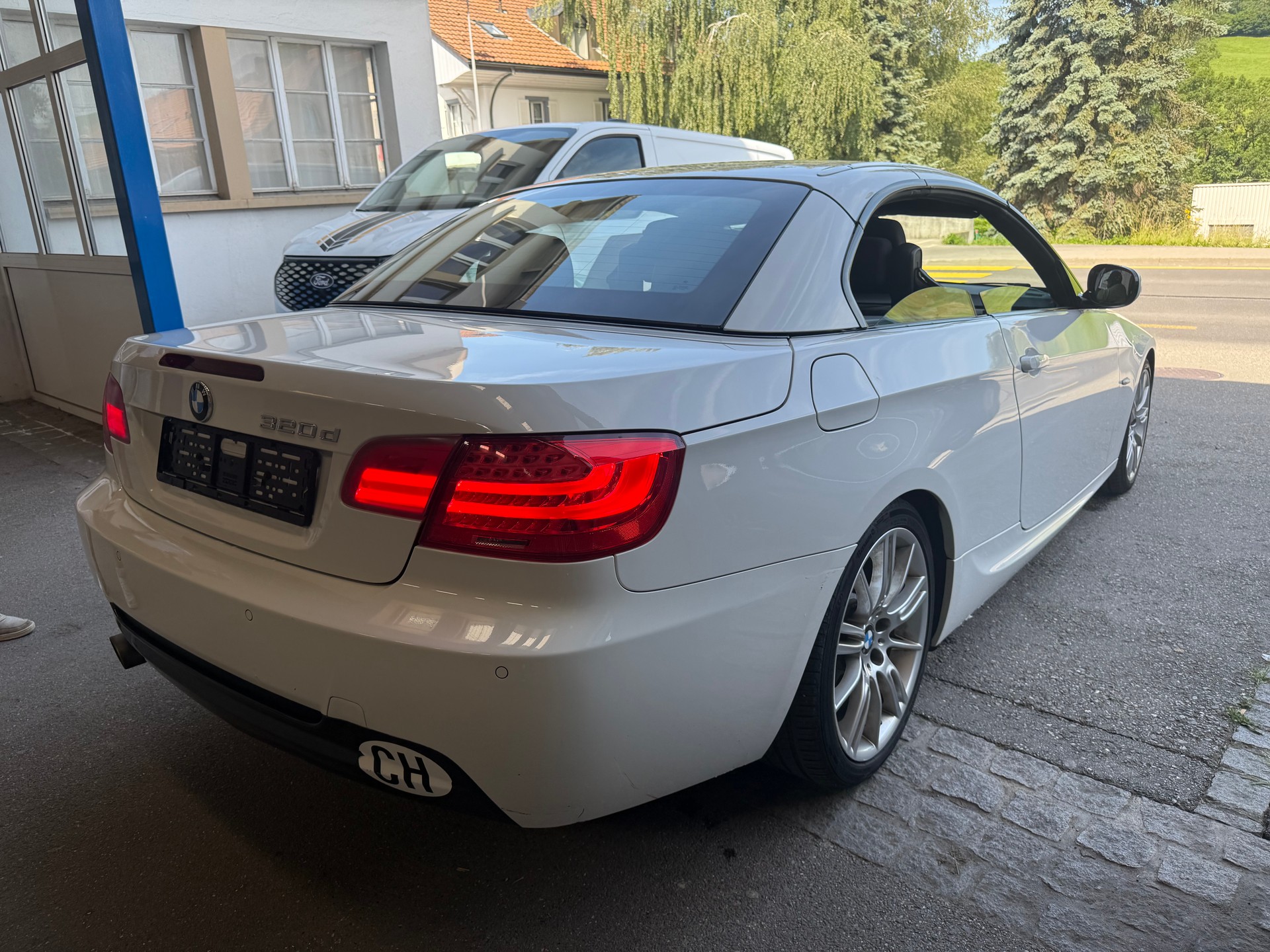 BMW 320d Cabriolet-image-12