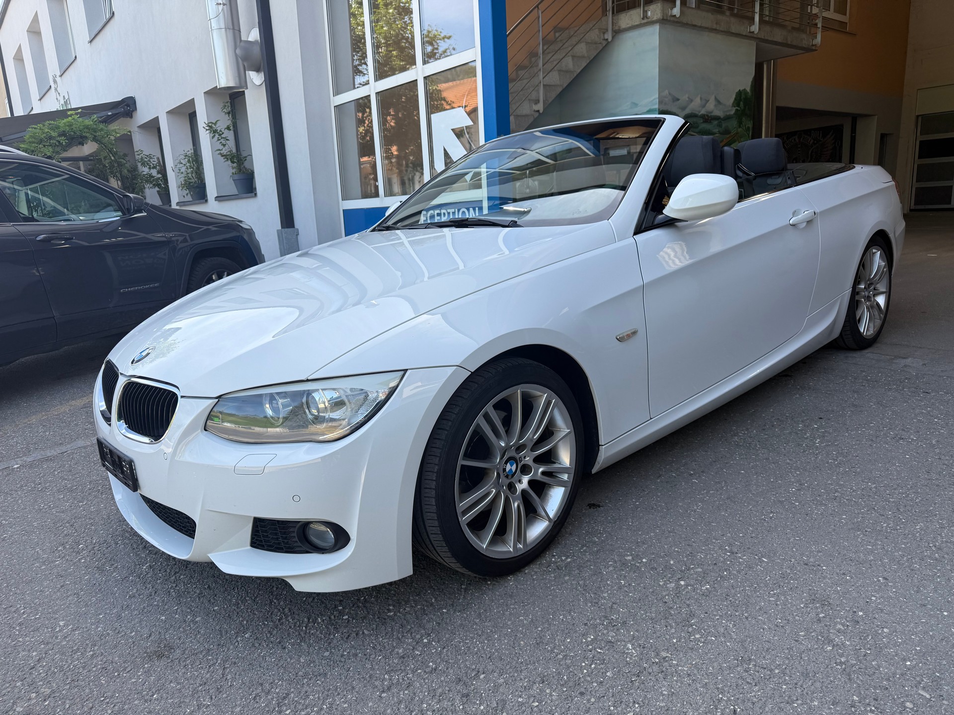 BMW 320d Cabriolet-image-0