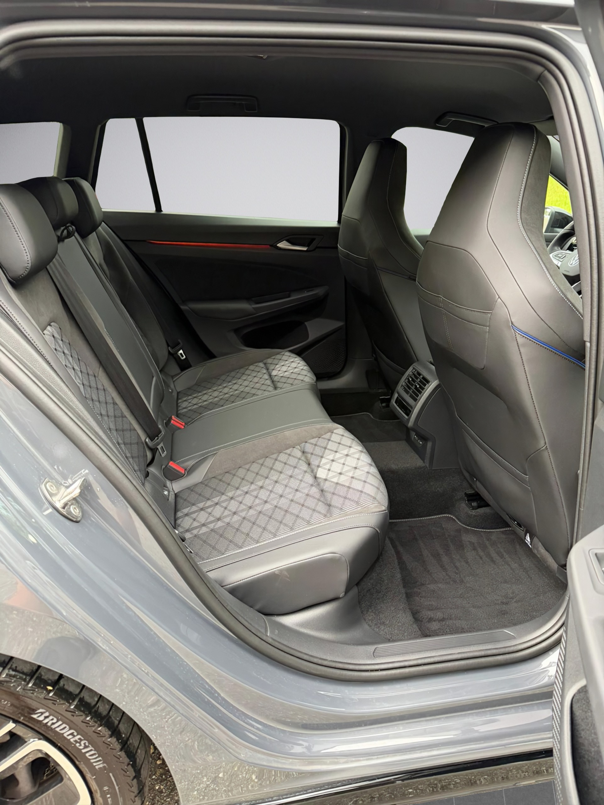VW Golf Variant 1.5 eTSI mHEV R-Line-image-13