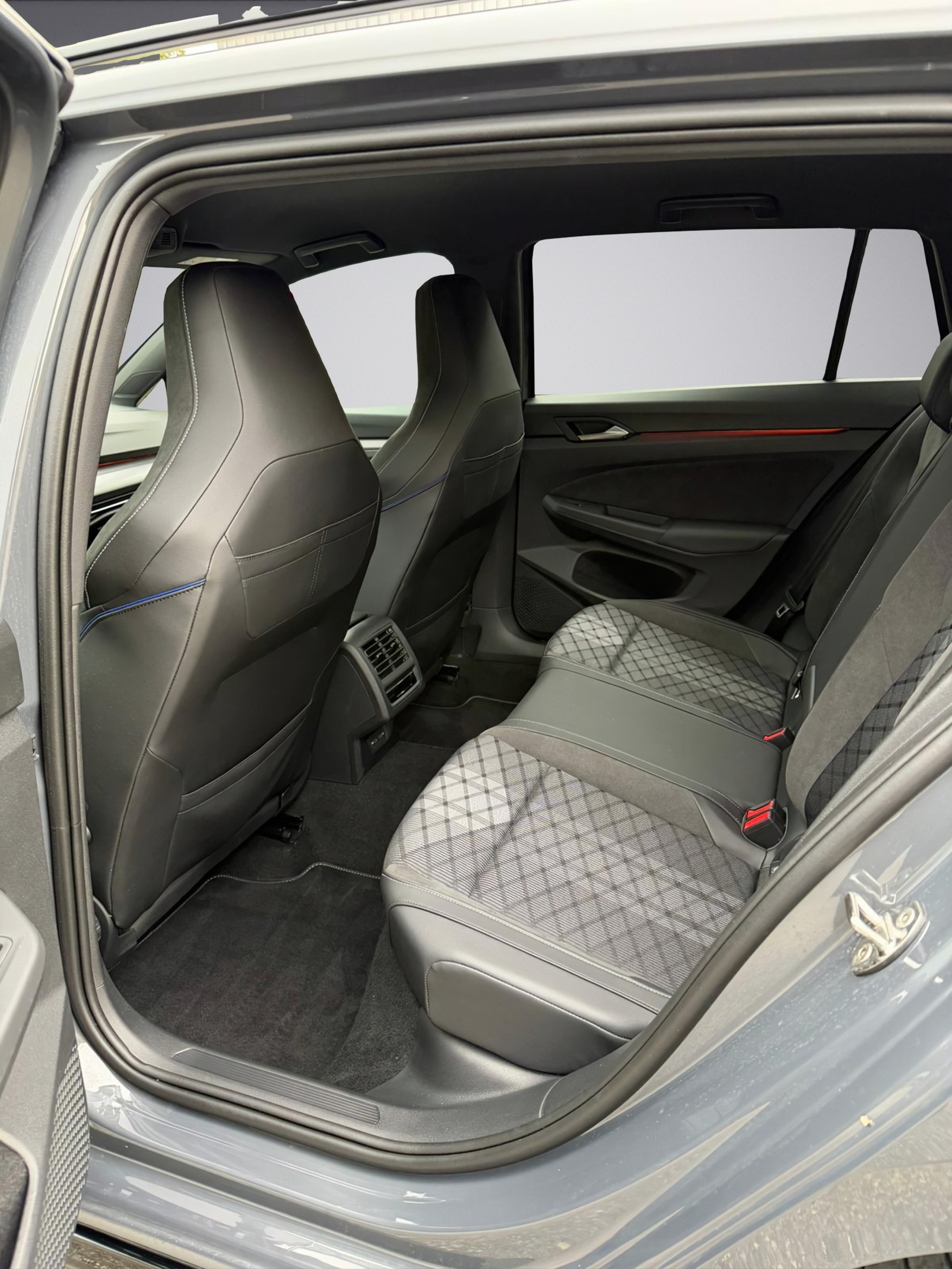 VW Golf Variant 1.5 eTSI mHEV R-Line-image-12