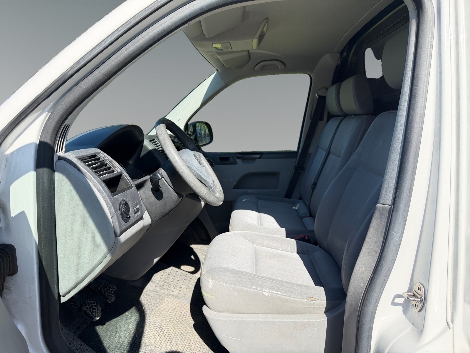 VW T5 2.0 TDI Transporter-image-6