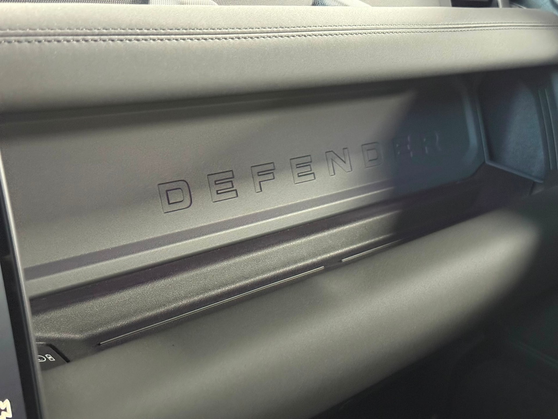 LAND ROVER Defender 110 3.0 D I6 350 X-Dynamic SE AWD AT8-image-25