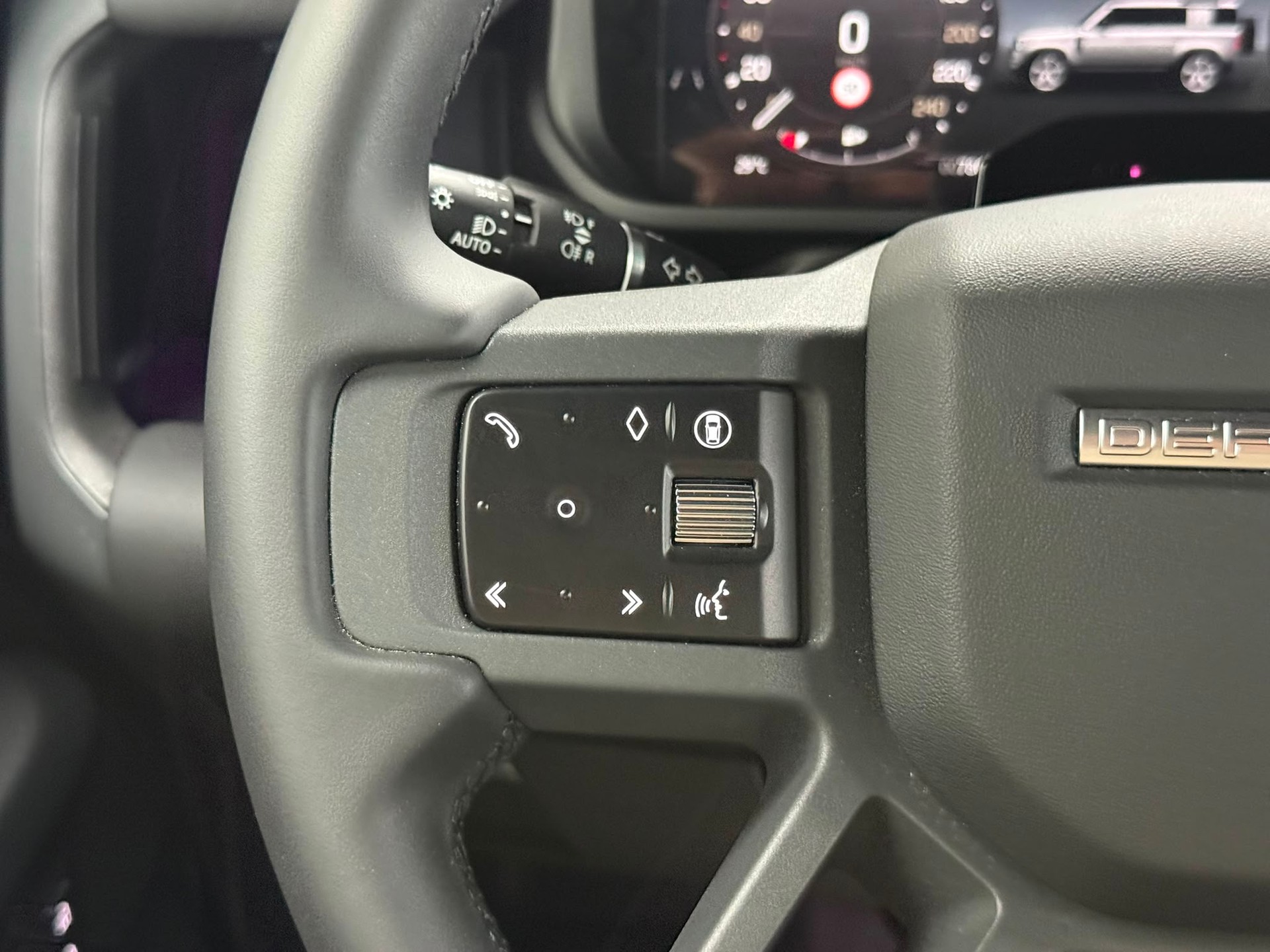 LAND ROVER Defender 110 3.0 D I6 350 X-Dynamic SE AWD AT8-image-17
