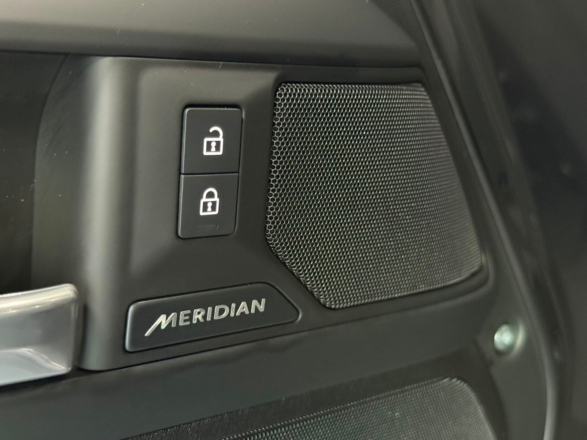 LAND ROVER Defender 110 3.0 D I6 350 X-Dynamic SE AWD AT8-image-13