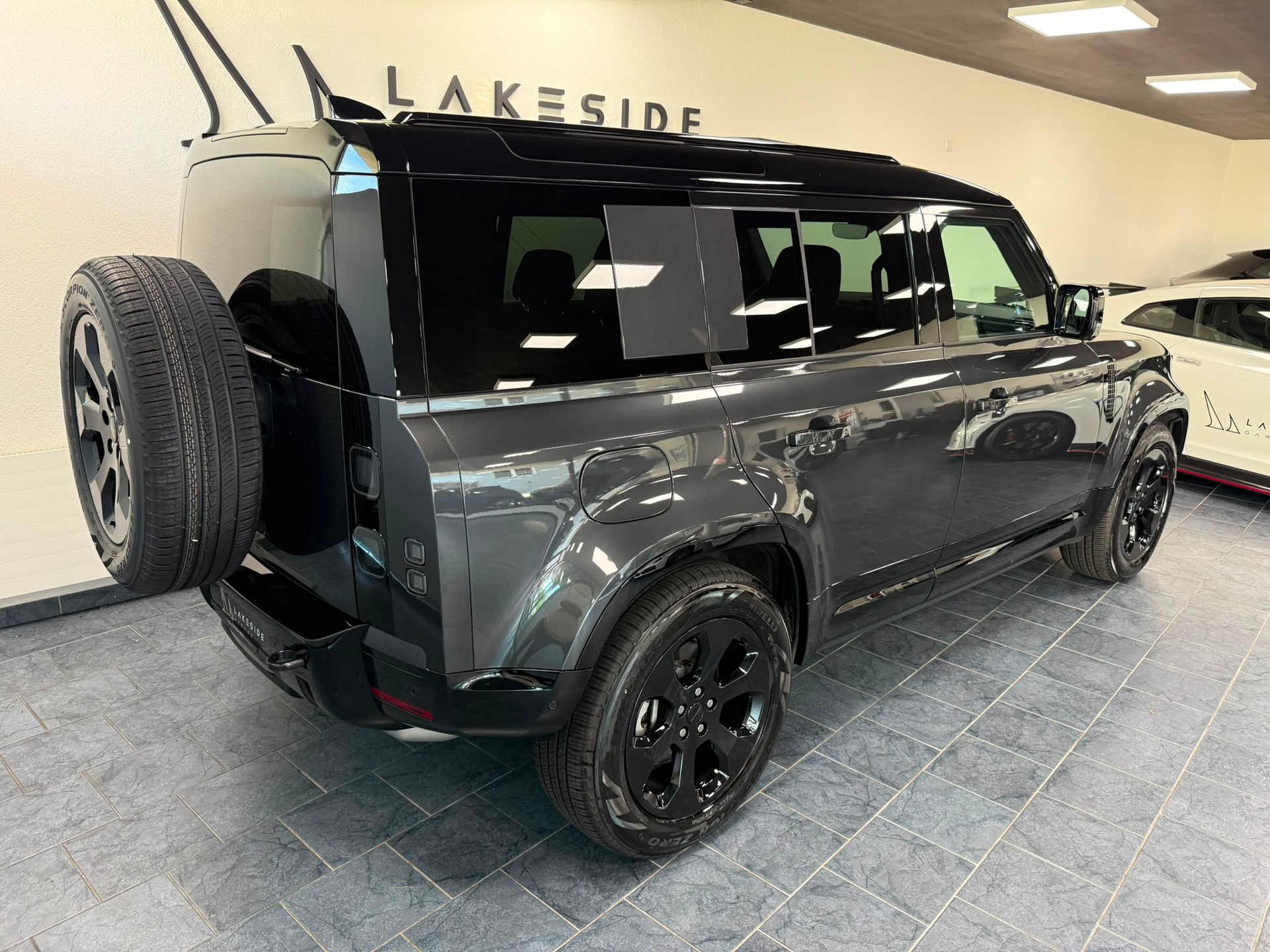 LAND ROVER Defender 110 3.0 D I6 350 X-Dynamic SE AWD AT8-image-3