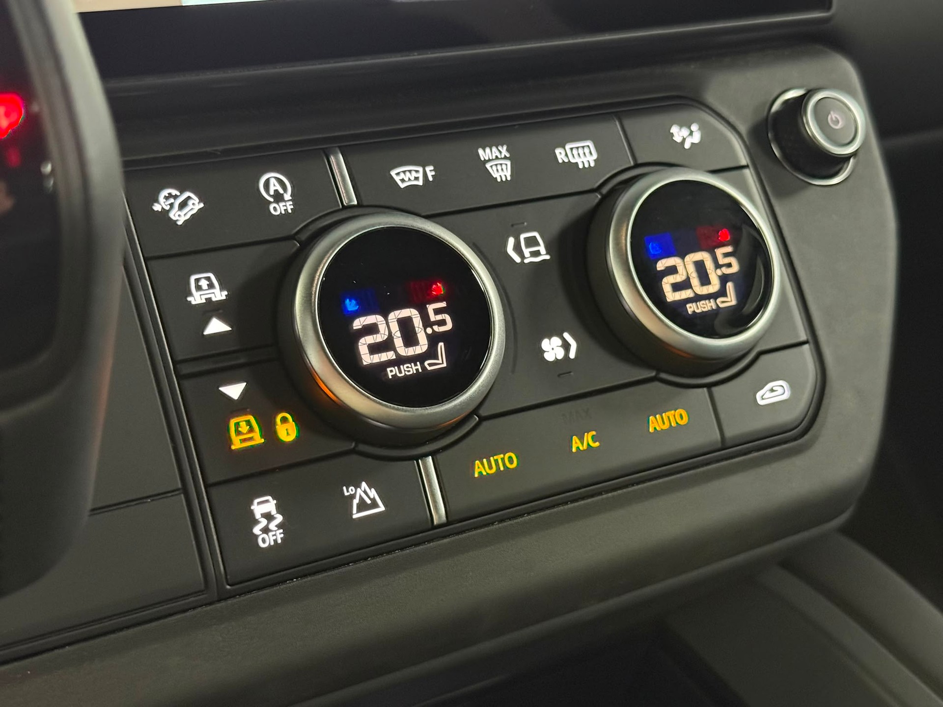 LAND ROVER Defender 110 3.0 D I6 350 X-Dynamic SE AWD AT8-image-23