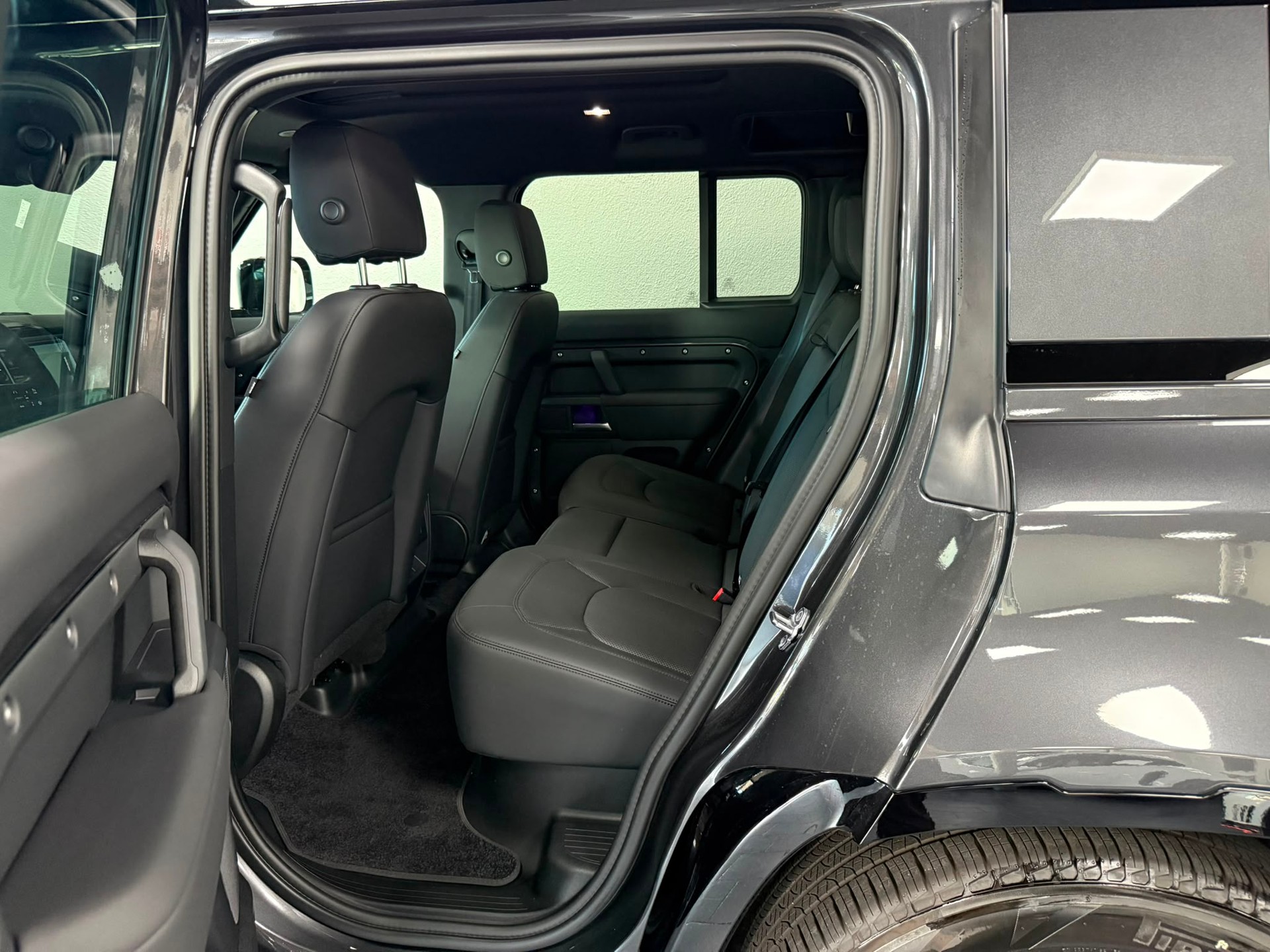 LAND ROVER Defender 110 3.0 D I6 350 X-Dynamic SE AWD AT8-image-11