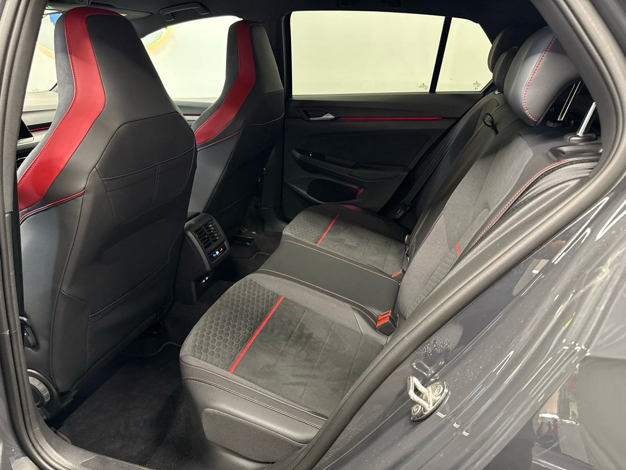 VW Golf 2.0 TSI GTI Clubsport DSG-image-10