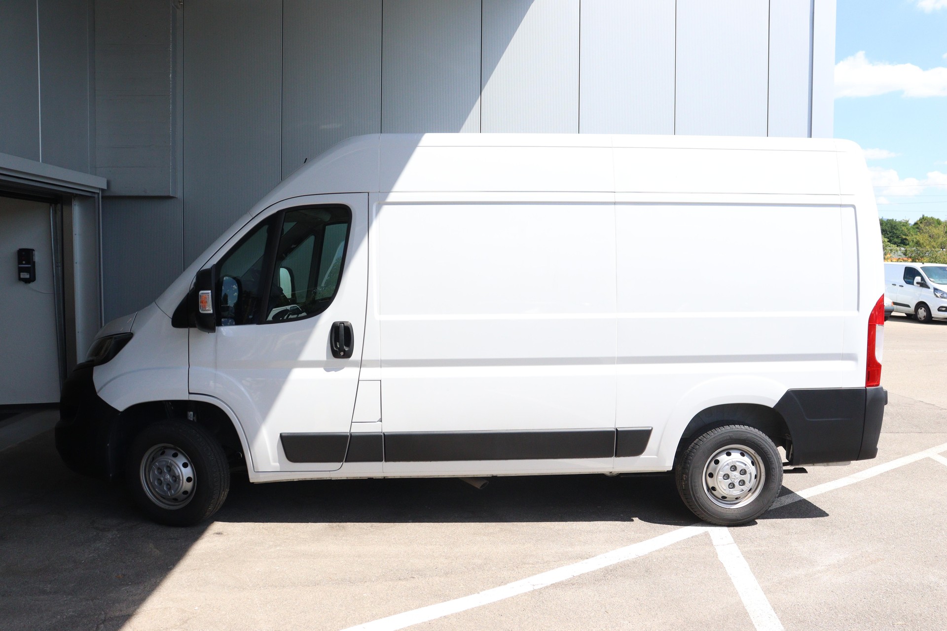 PEUGEOT Boxer Kaw. 335 L2H2 2.2 BlueHDi 140 Premium S/S-showroom-element-2