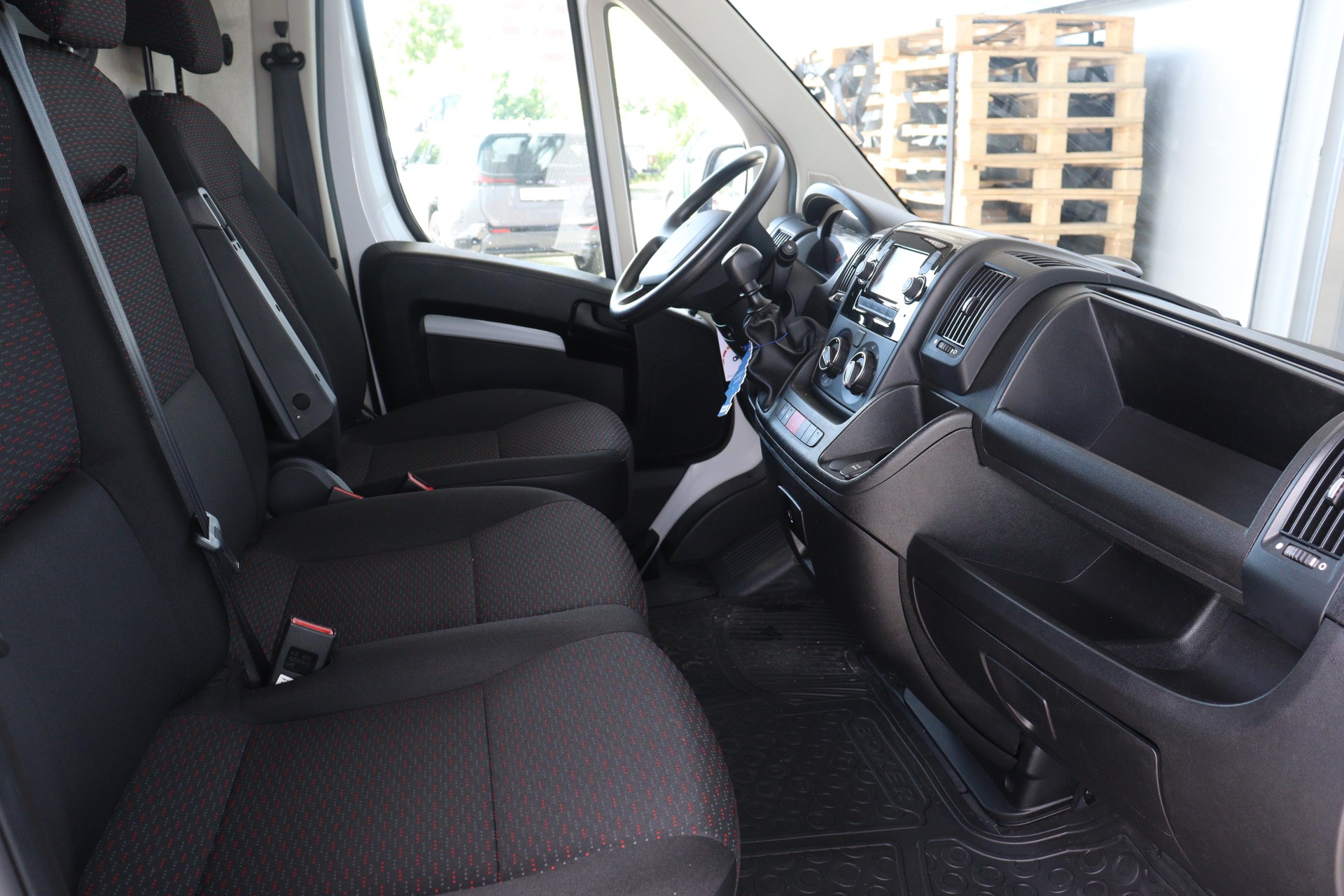 PEUGEOT Boxer Kaw. 335 L2H2 2.2 BlueHDi 140 Premium S/S-image-6
