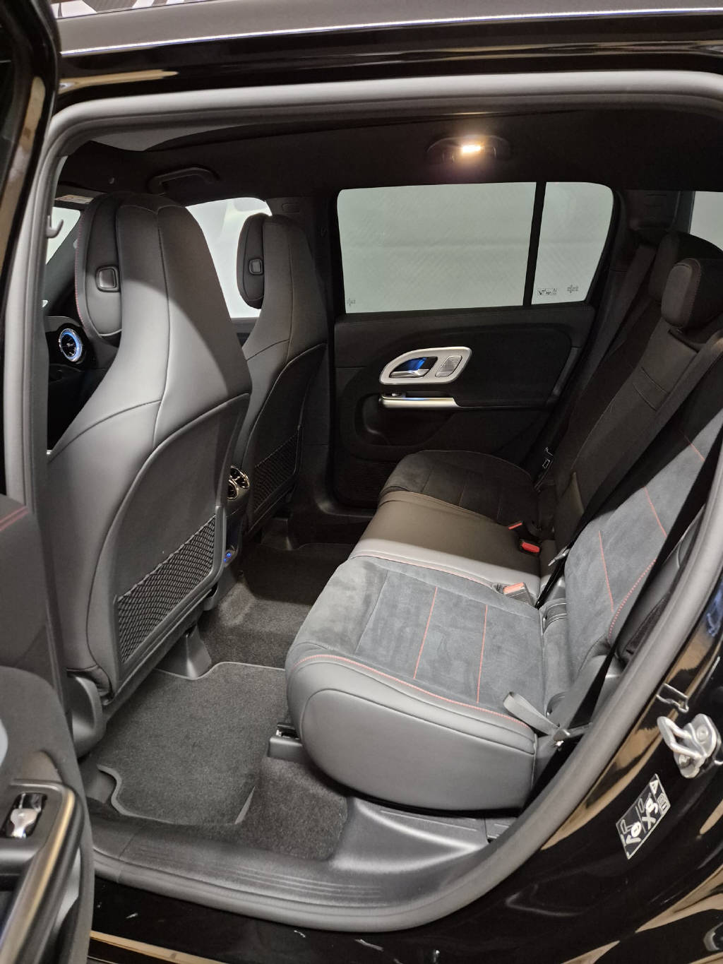 MERCEDES-BENZ GLB 220 4Matic-image-12
