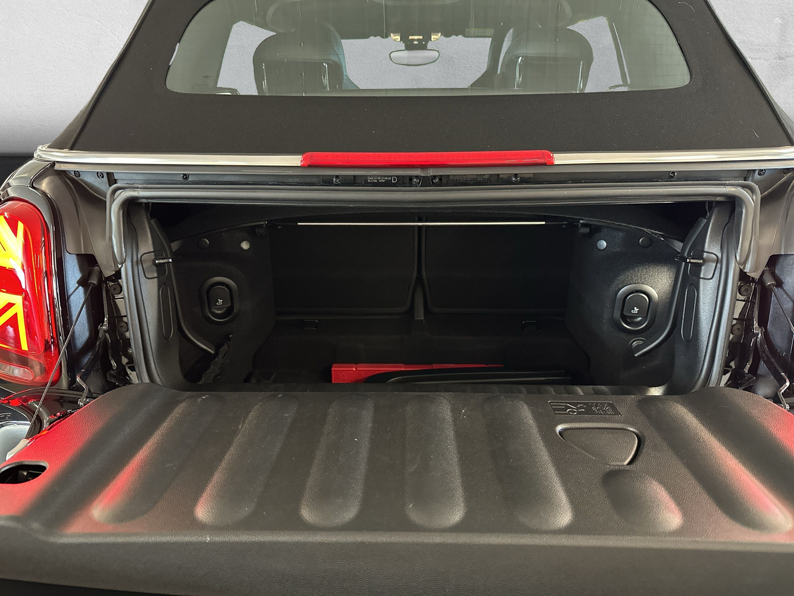 MINI Cabrio John Cooper Works F57 2.0i (CH)-image-9