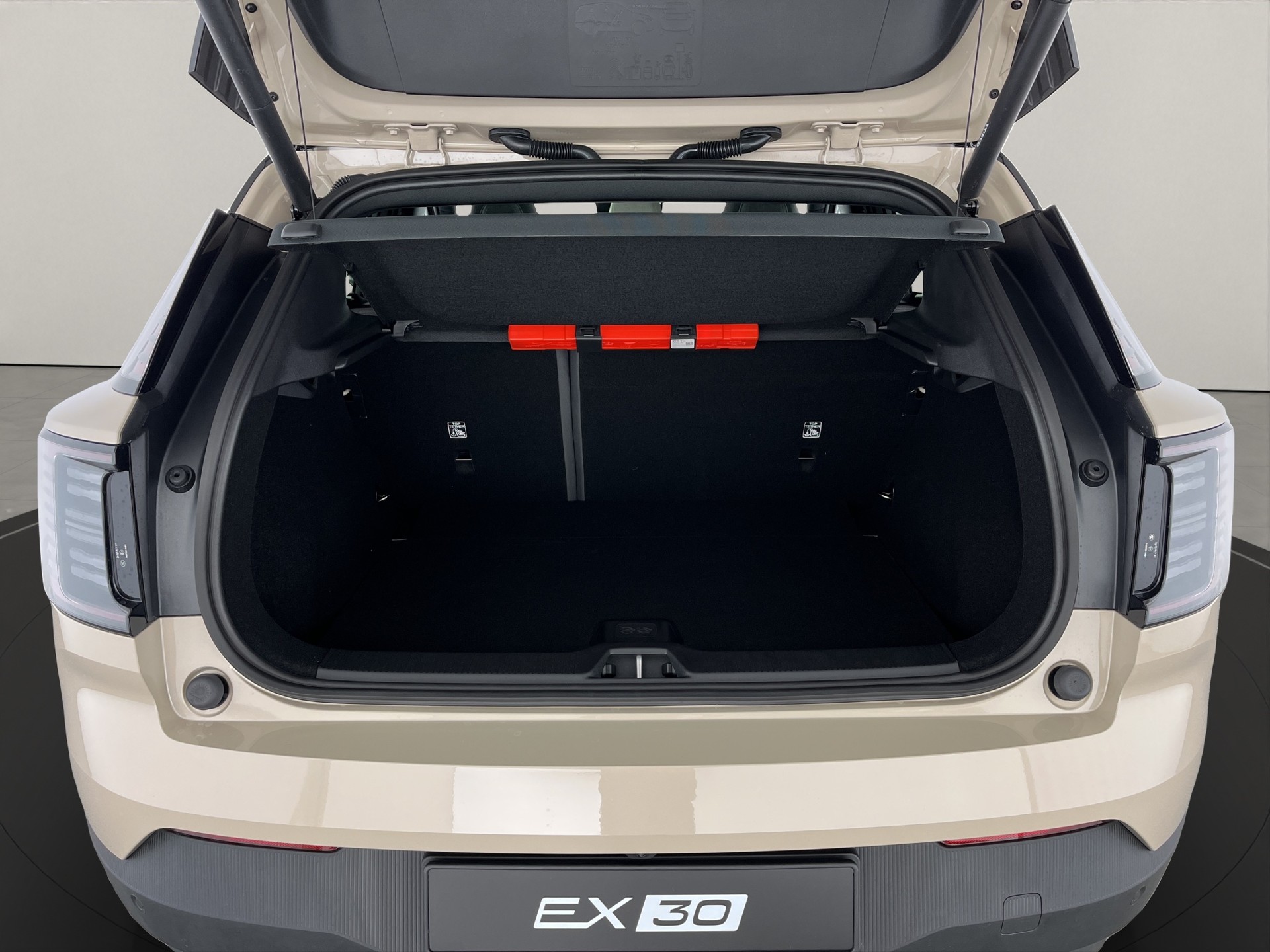 VOLVO EX30 P8 AWD-image-5
