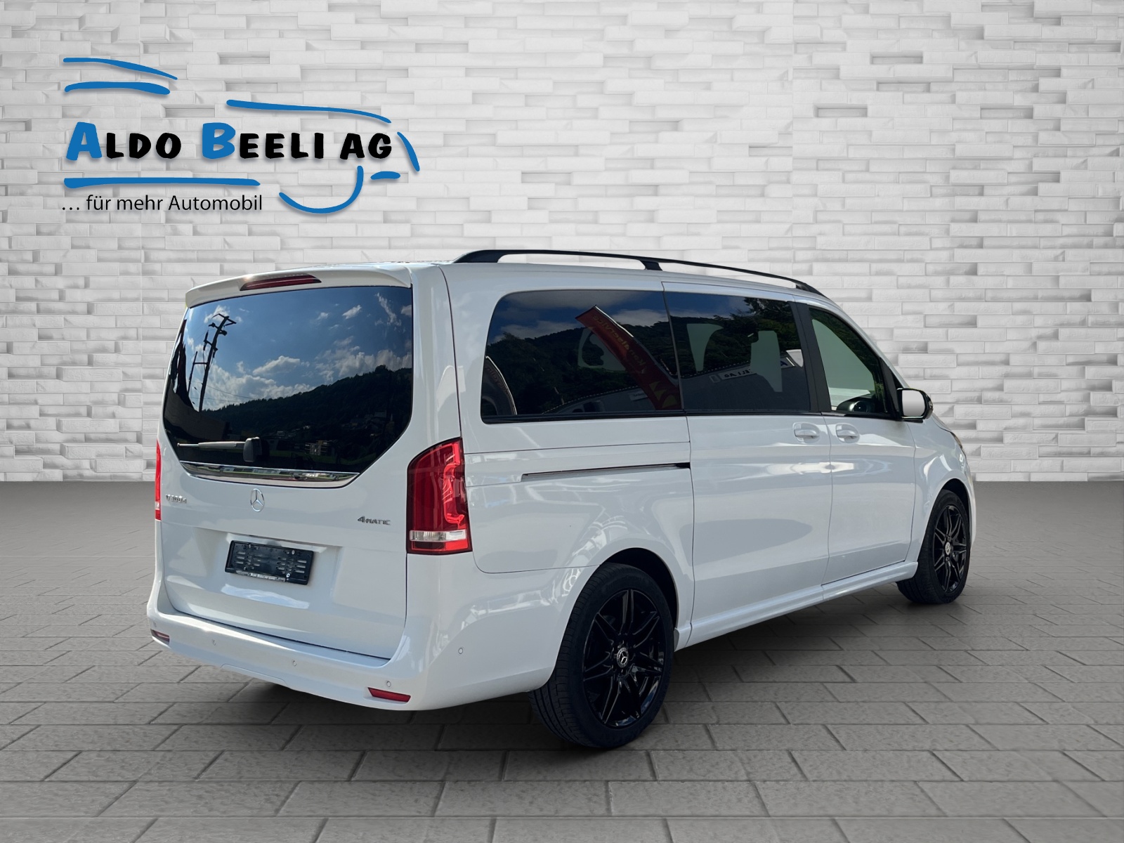 MERCEDES-BENZ V 300 d Swiss Ed. lang Van-image-5