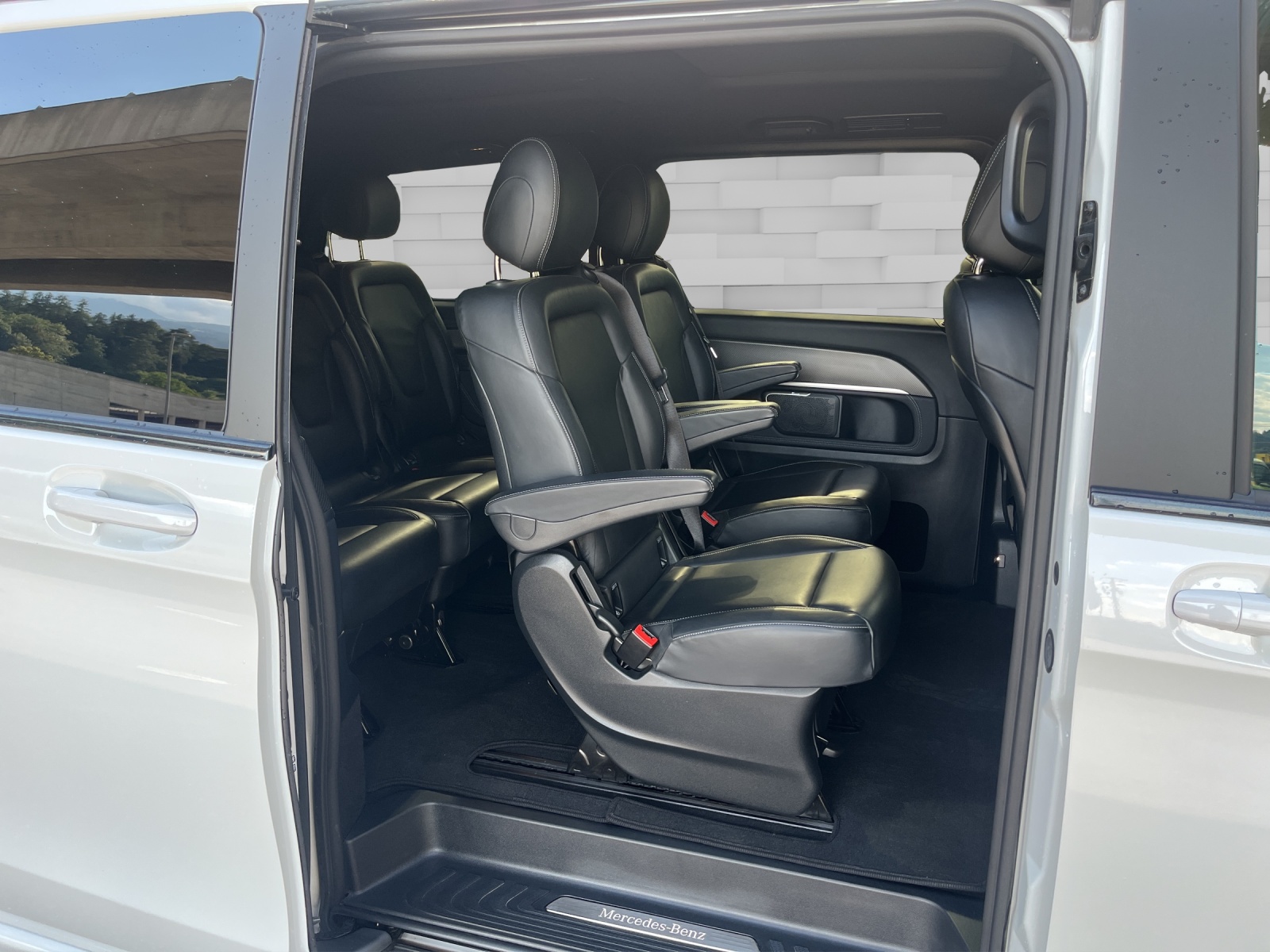 MERCEDES-BENZ V 300 d Swiss Ed. lang Van-image-13