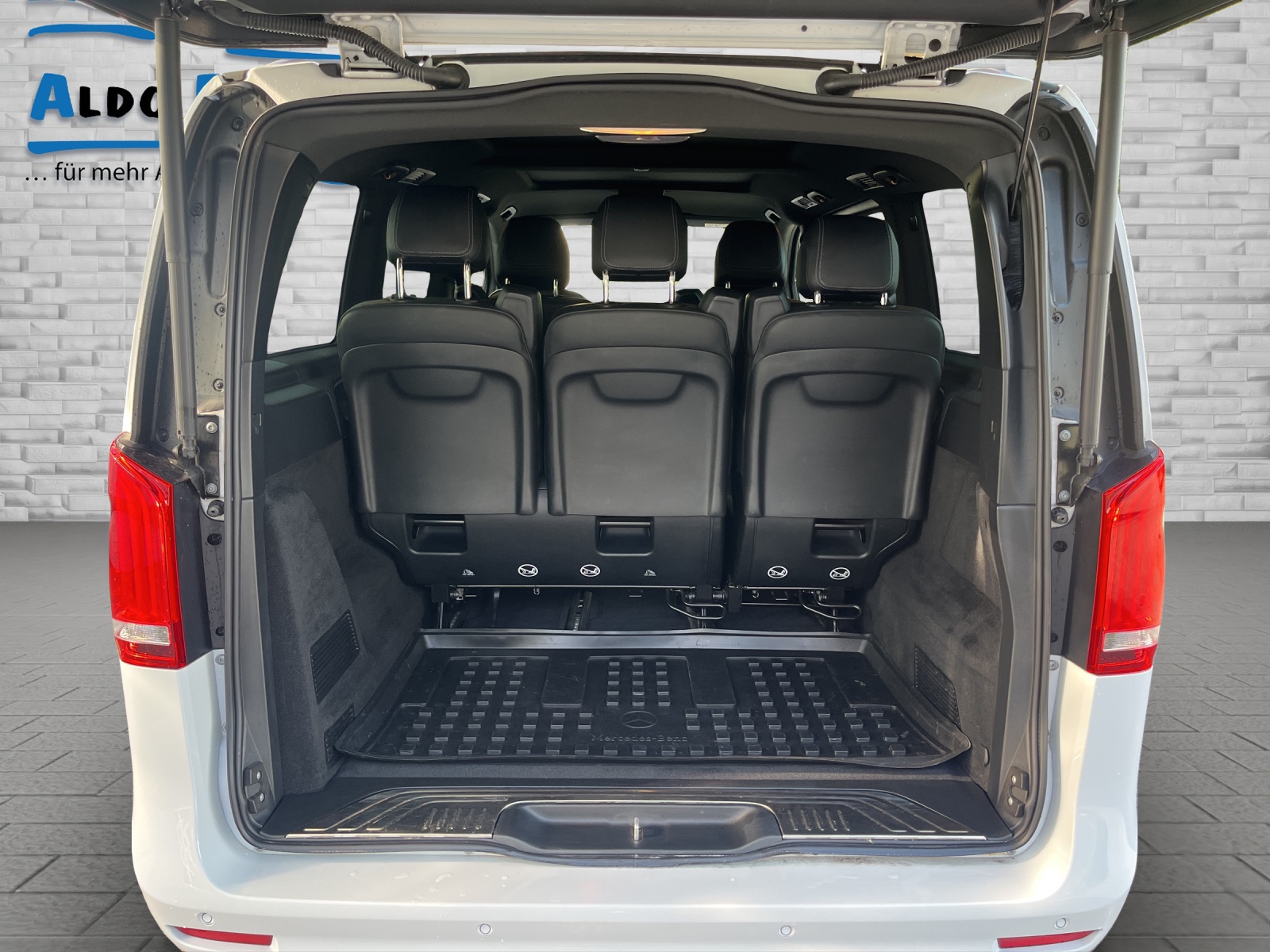 MERCEDES-BENZ V 300 d Swiss Ed. lang Van-image-15