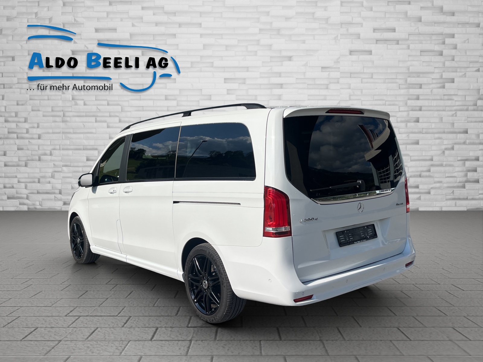 MERCEDES-BENZ V 300 d Swiss Ed. lang Van-image-3