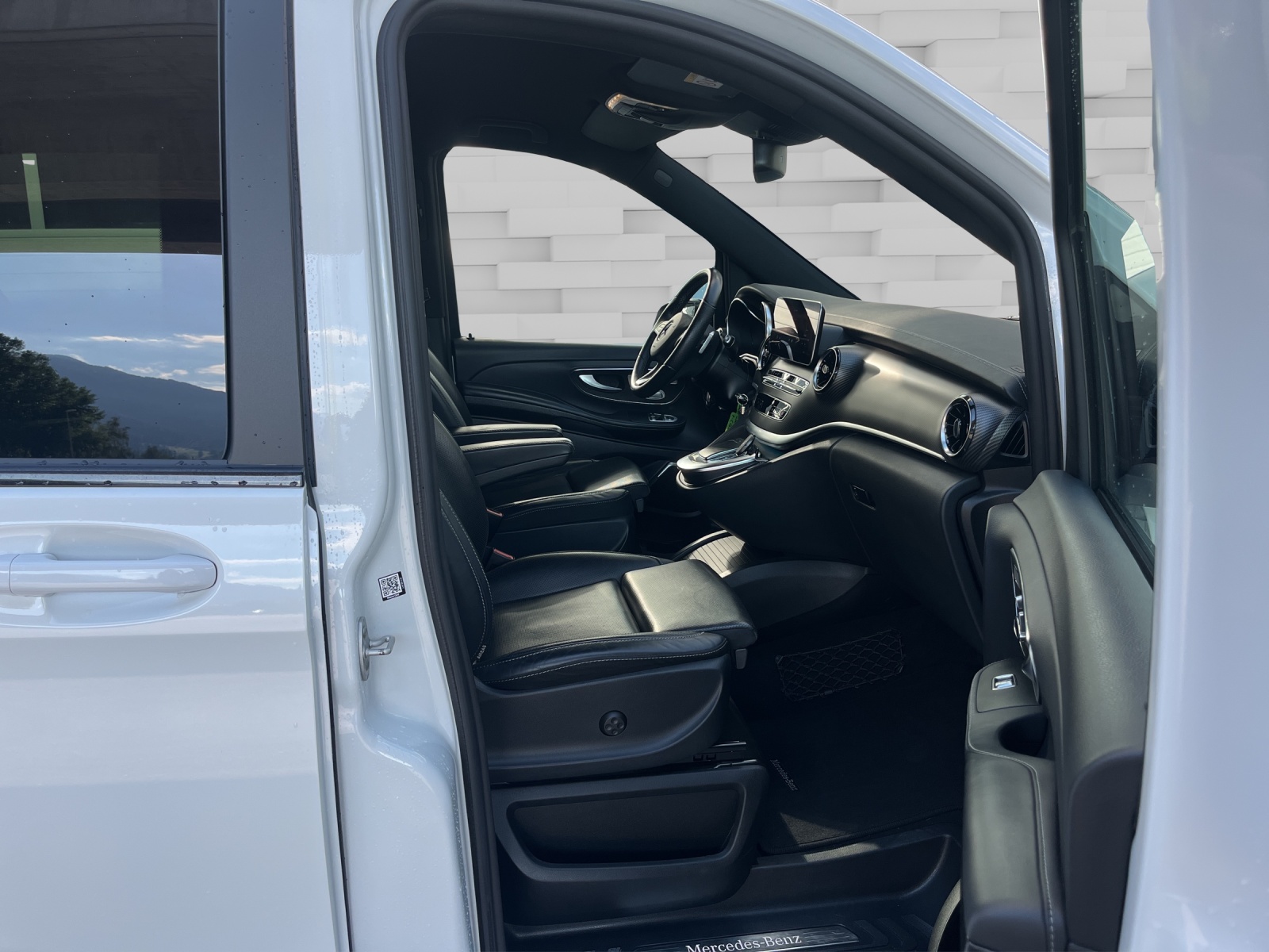 MERCEDES-BENZ V 300 d Swiss Ed. lang Van-image-12