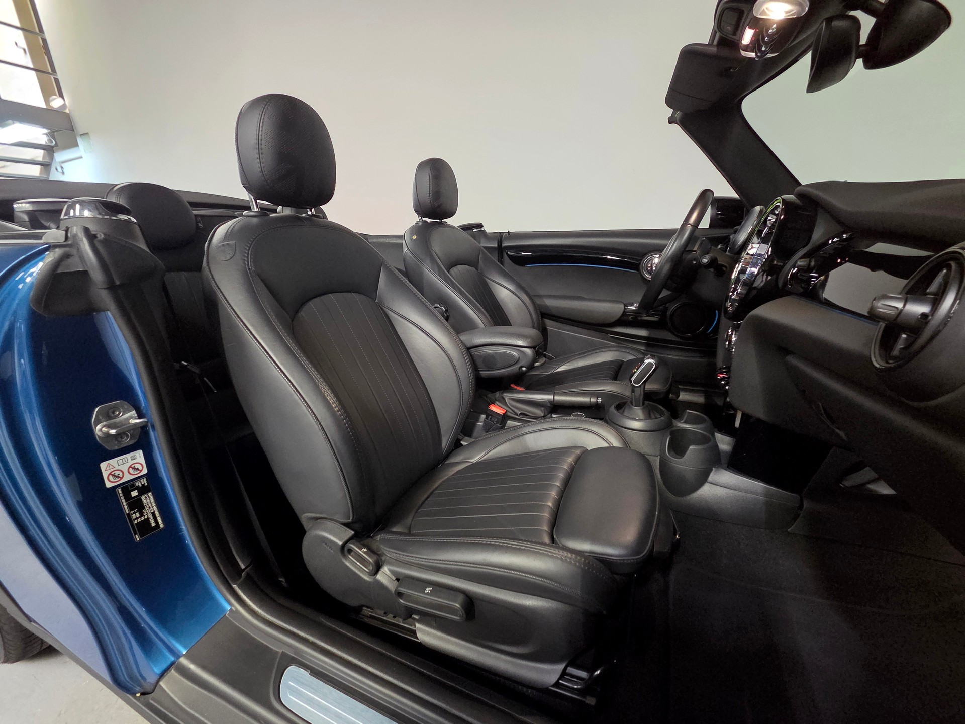 MINI Cabrio F57 1.5i Cooper-image-21