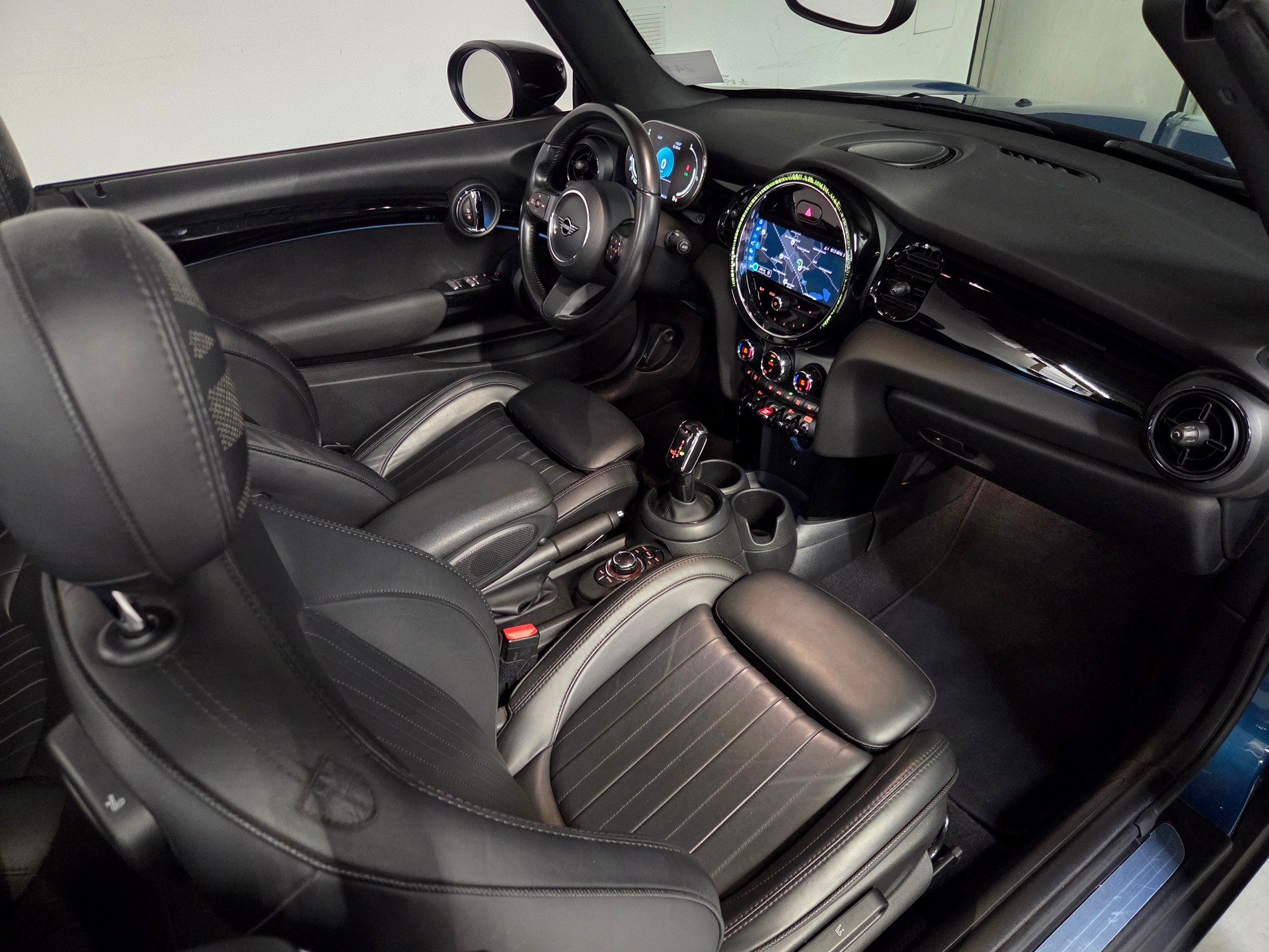 MINI Cabrio F57 1.5i Cooper-image-18
