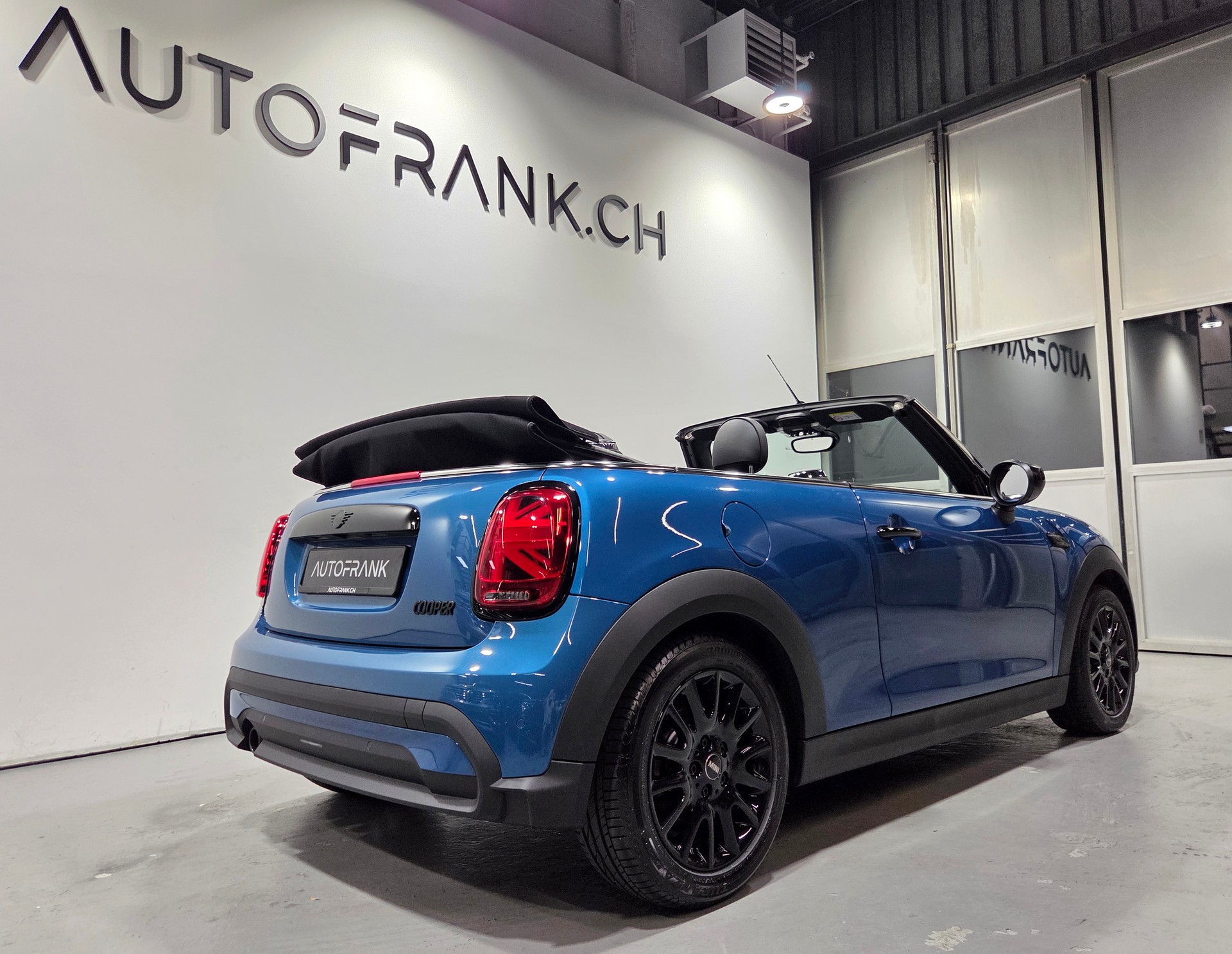 MINI Cabrio F57 1.5i Cooper-image-9