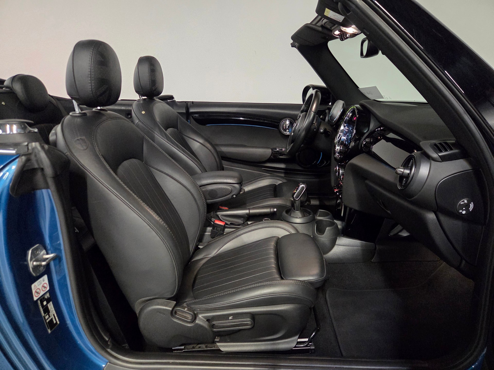 MINI Cabrio F57 1.5i Cooper-image-19