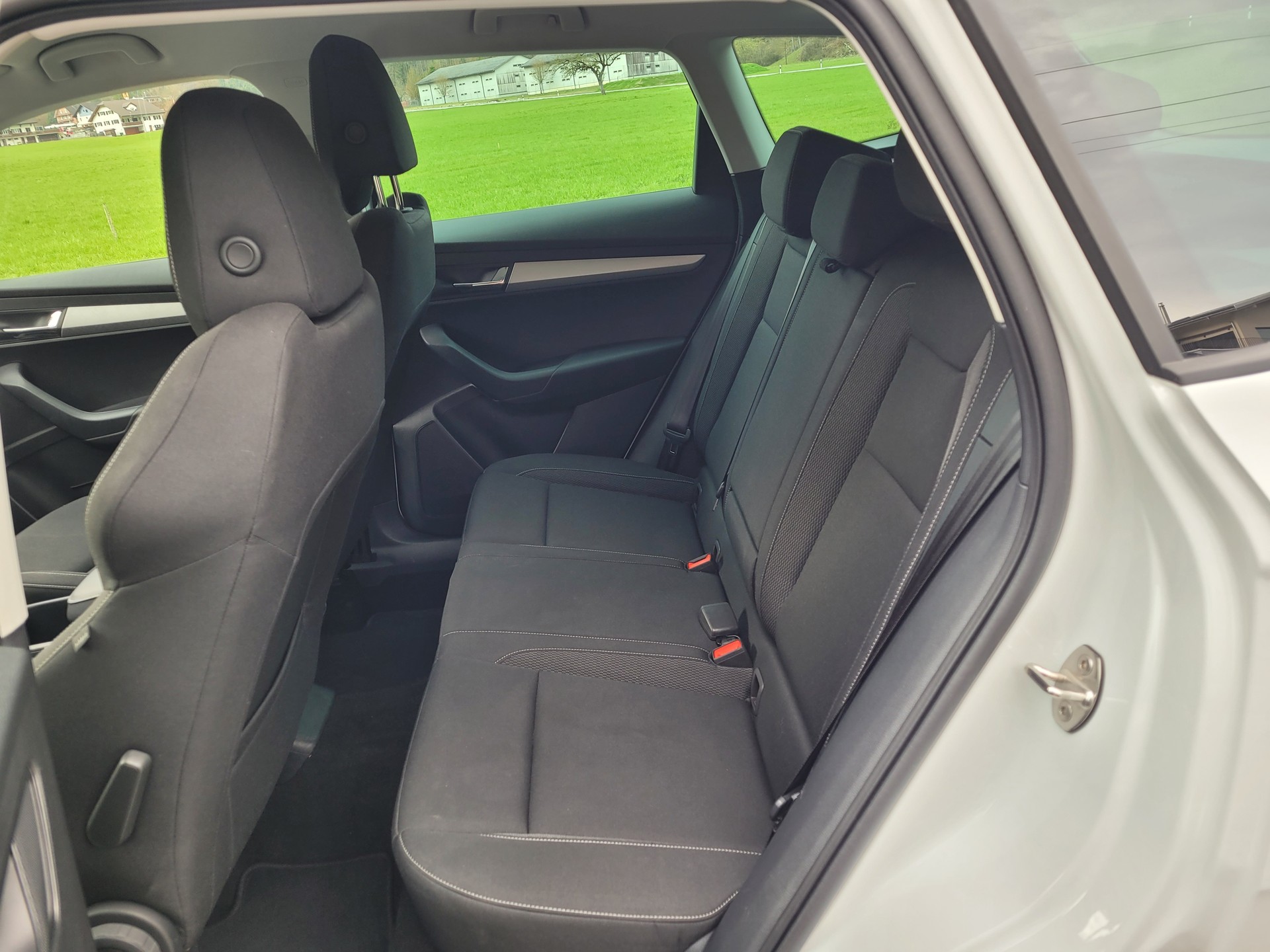SKODA Karoq 2.0 TDI CR Style 4x4 DSG *Anhängerkup.+Winterkomplettrad*-image-14