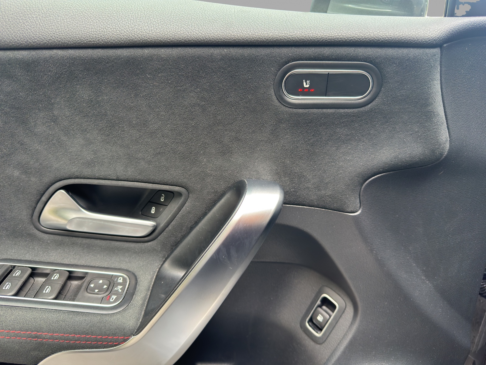 MERCEDES-BENZ A 250e AMG Line 8G-DCT-image-12