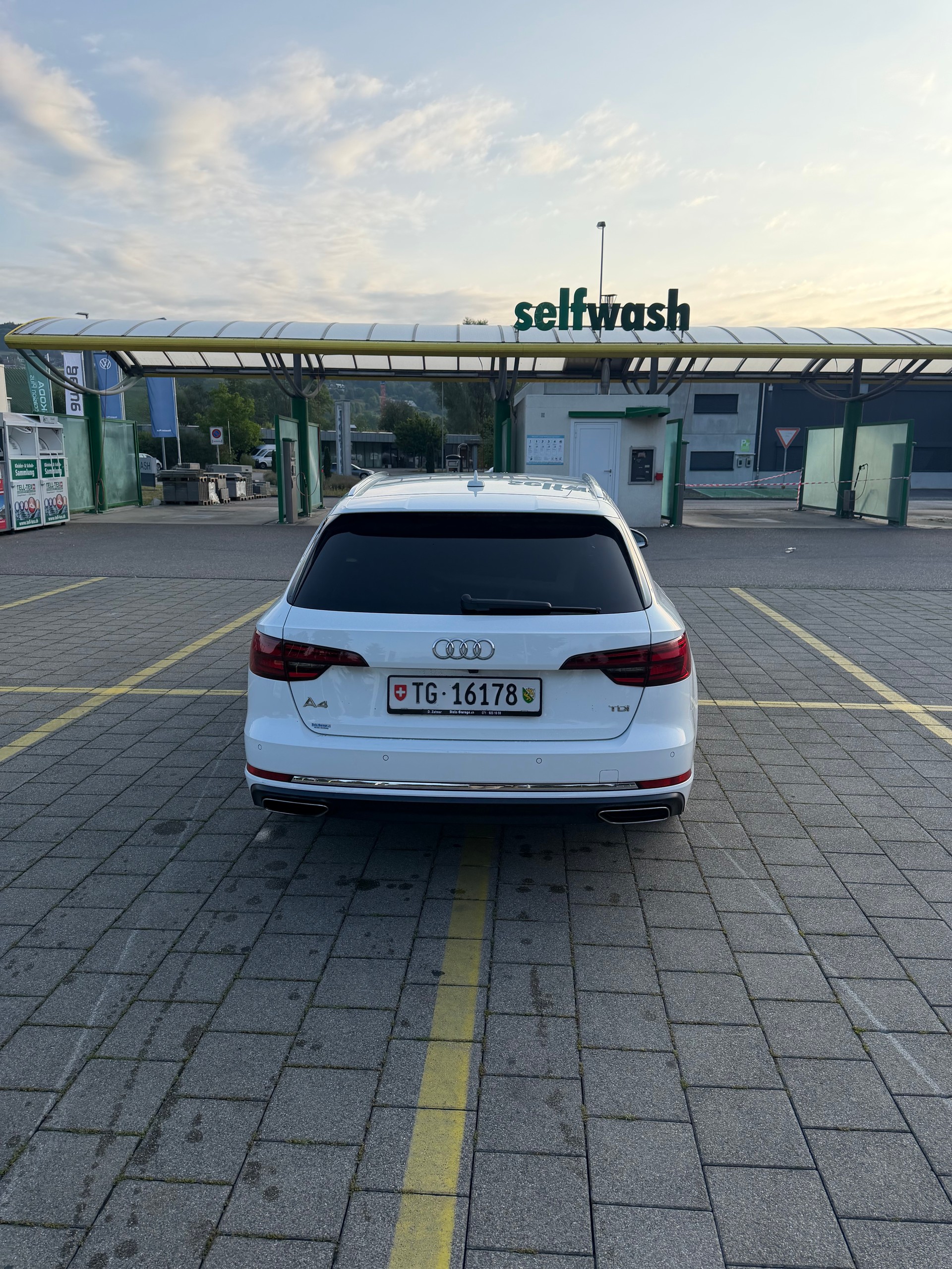 AUDI Audi A4 Avant 35 TDI S tronic-image-2