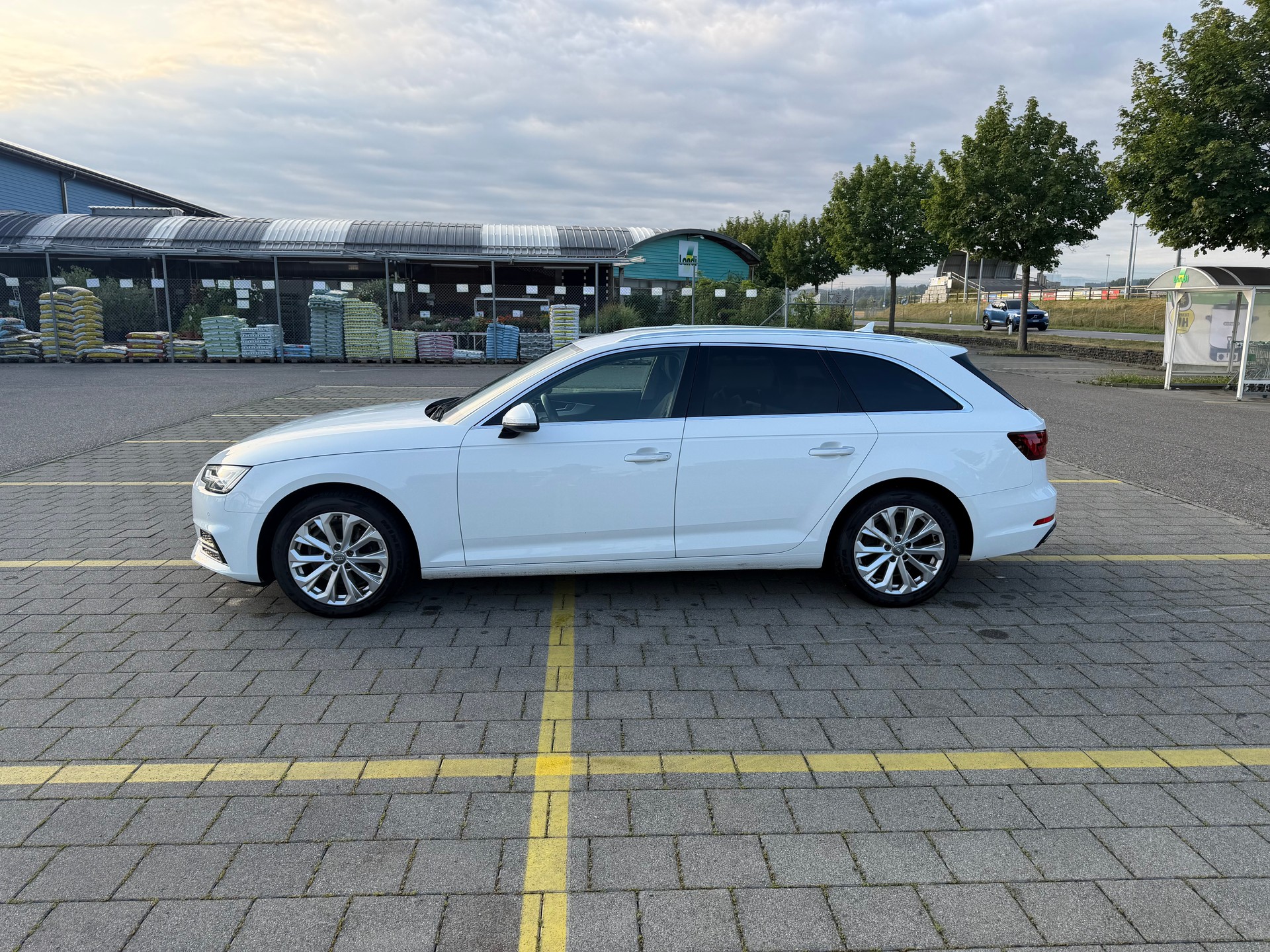 AUDI Audi A4 Avant 35 TDI S tronic-image-1