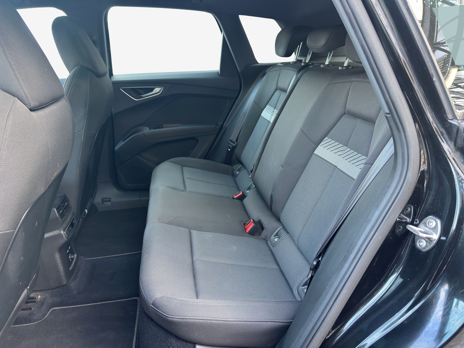AUDI Q4 e-tron 50 quattro-image-12
