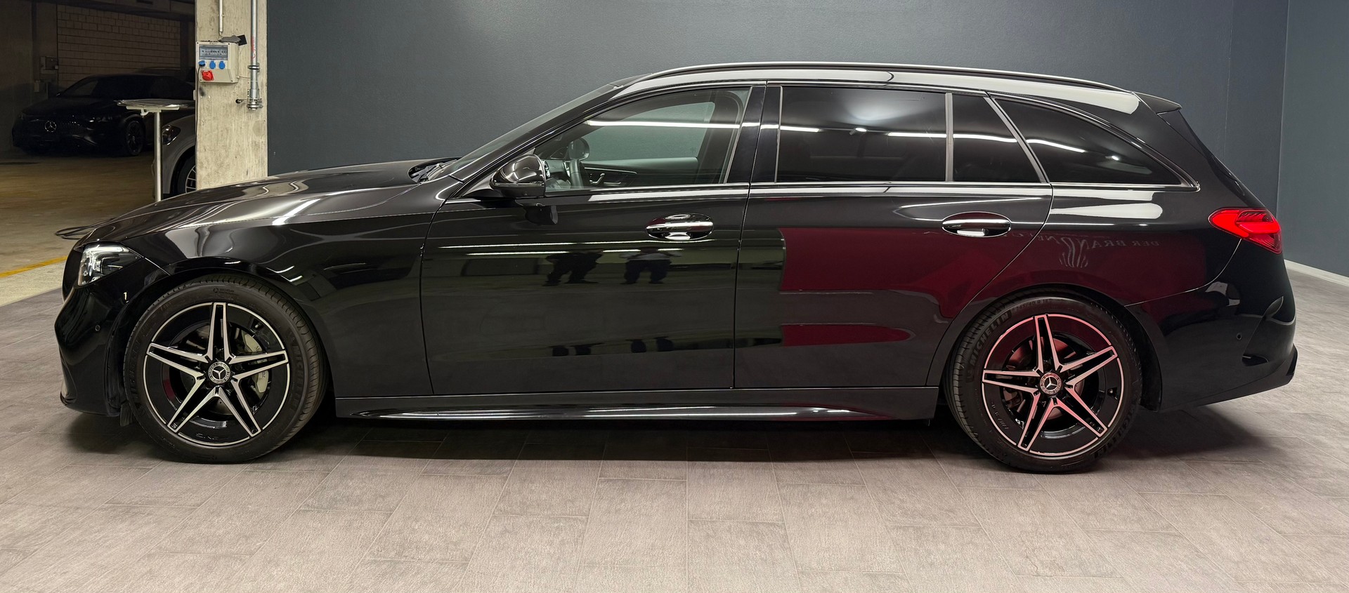 MERCEDES-BENZ C 220 d AMG Line 4matic Werksgarantie Vollausstattung-image-2