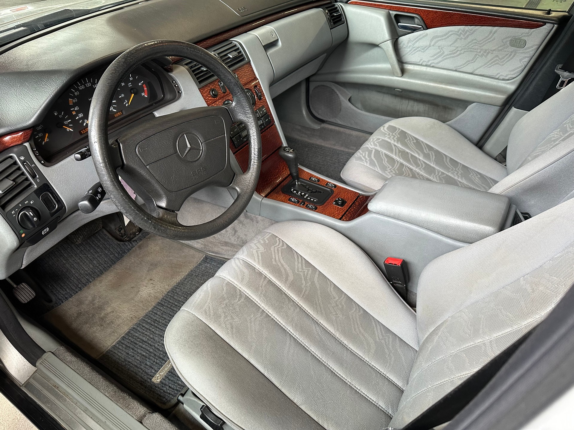 MERCEDES-BENZ E 290 TD Classic-image-8