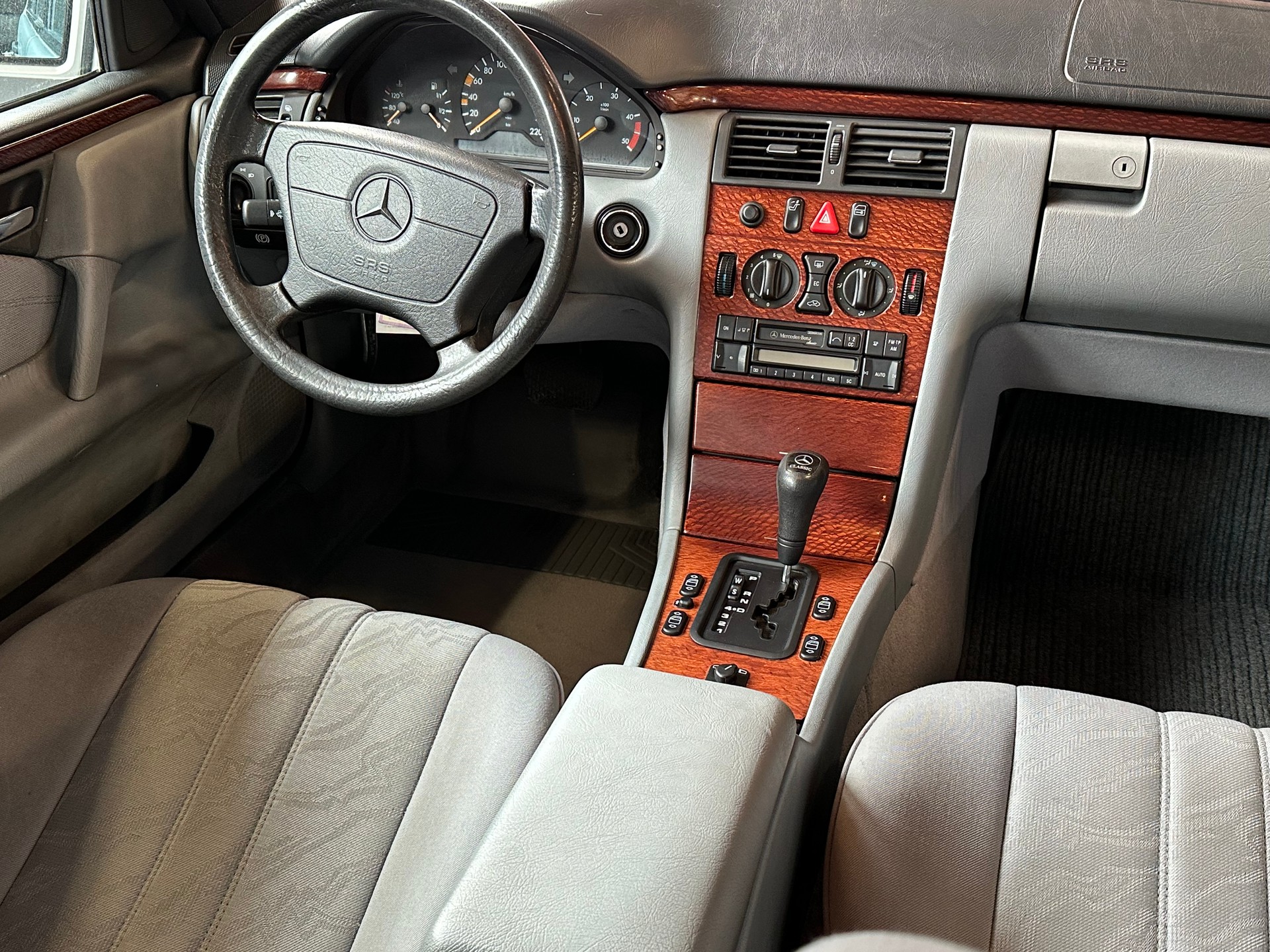 MERCEDES-BENZ E 290 TD Classic-image-11