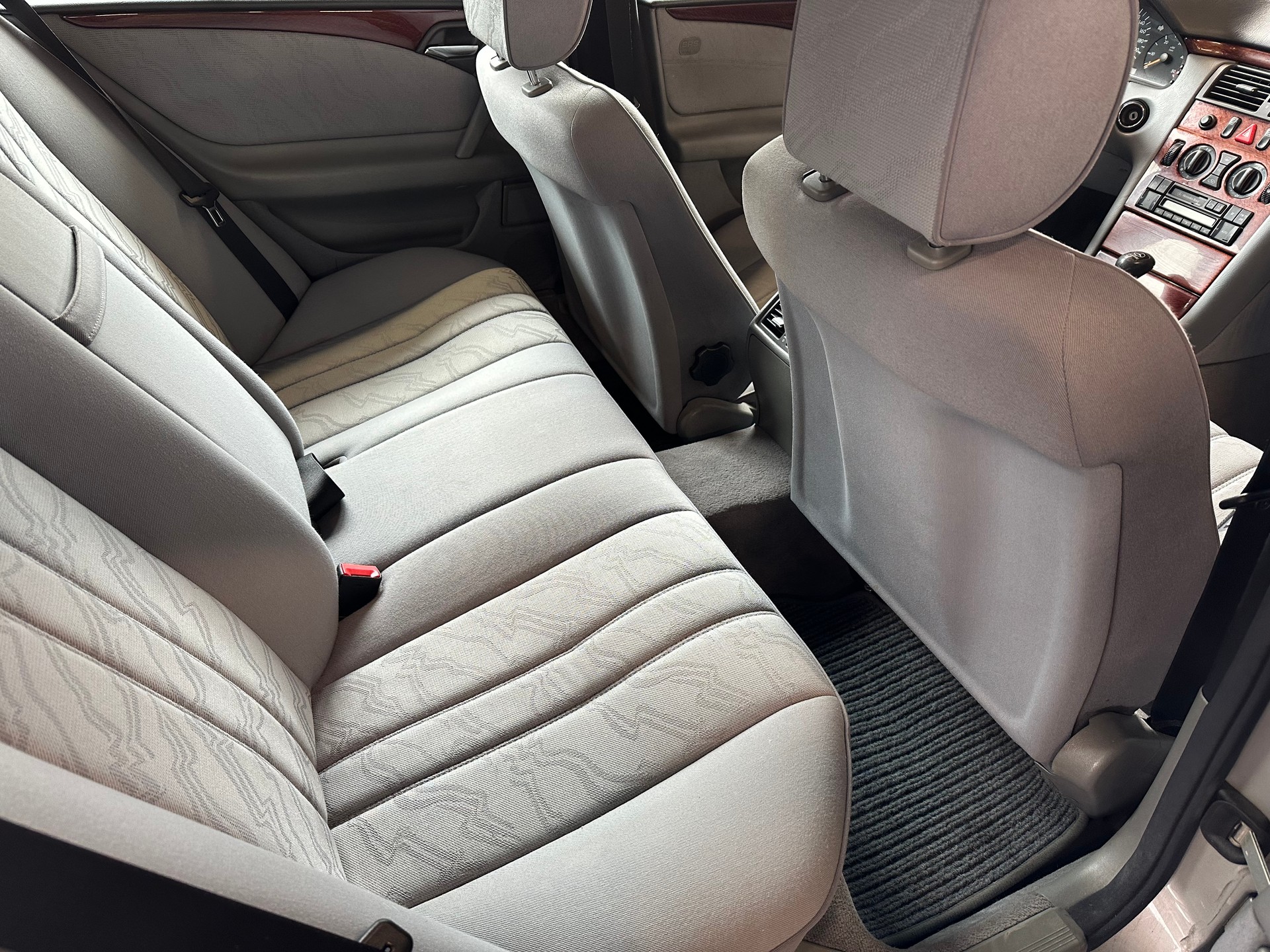MERCEDES-BENZ E 290 TD Classic-image-13