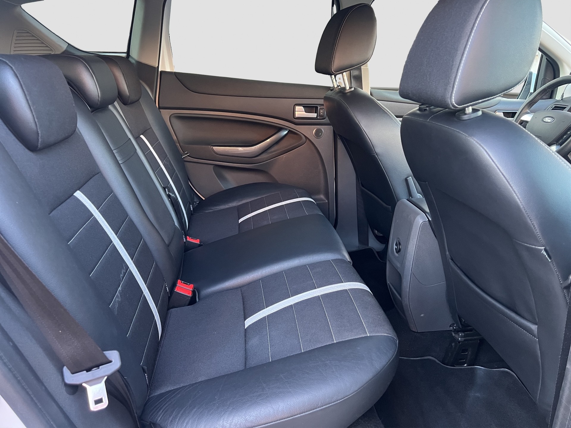 FORD Kuga 2.0 TDCi Titanium 4WD PowerShift-image-13