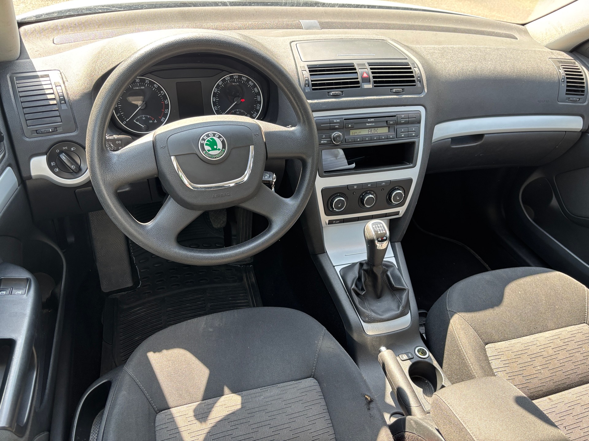 SKODA Octavia Combi 2.0 TDI Adventure 4x4-image-8