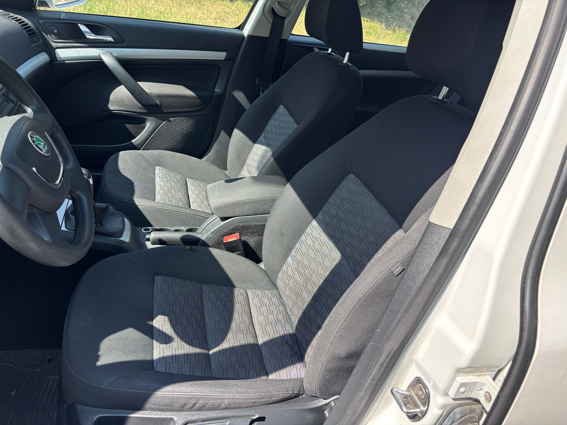 SKODA Octavia Combi 2.0 TDI Adventure 4x4-image-9