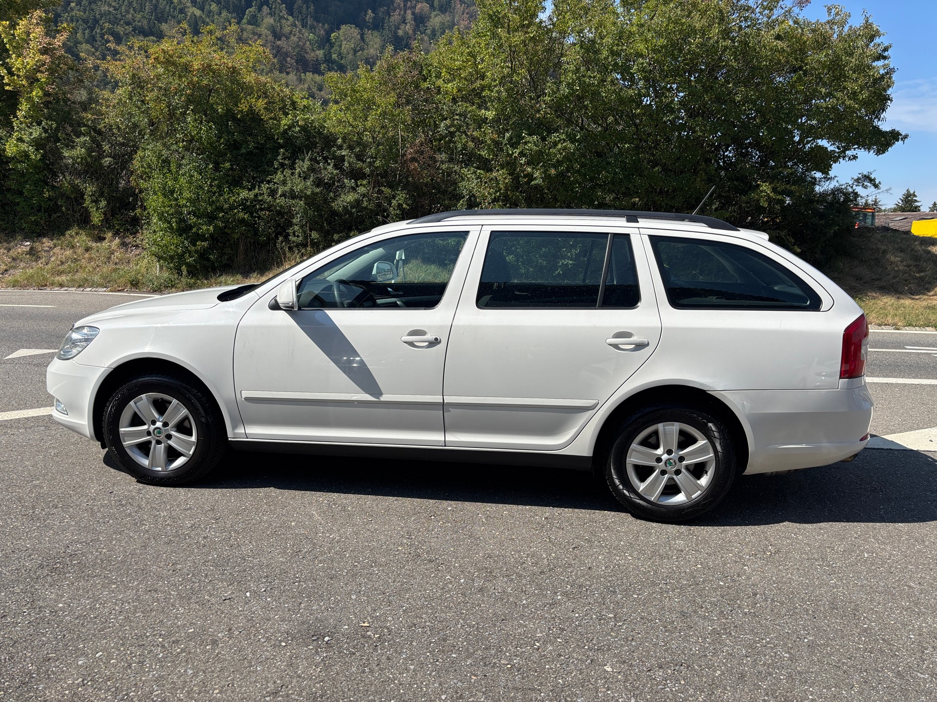 SKODA Octavia Combi 2.0 TDI Adventure 4x4-image-3