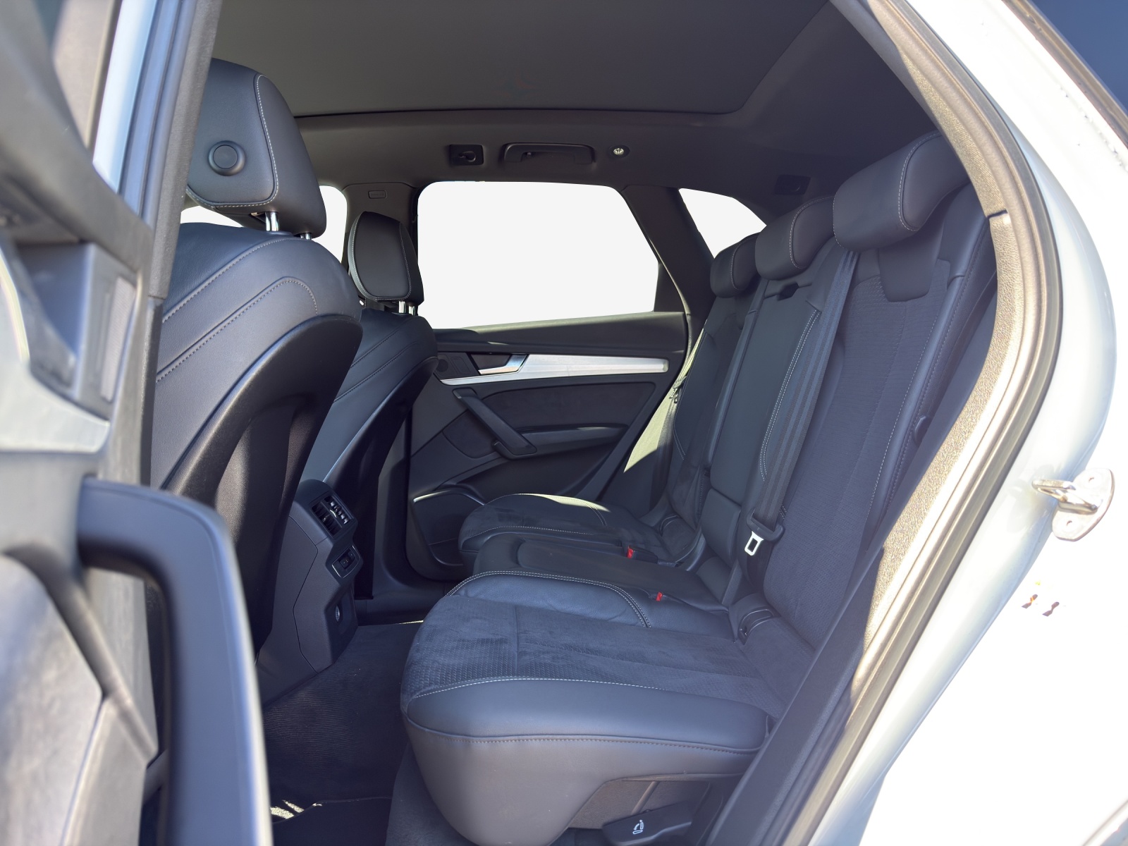 AUDI Q5 40 TDI Black Edition quattro S-tronic-image-11