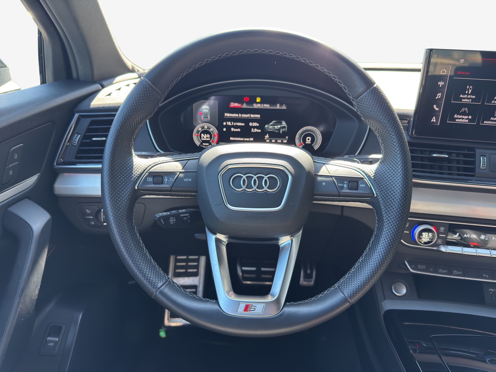 AUDI Q5 40 TDI Black Edition quattro S-tronic-image-9
