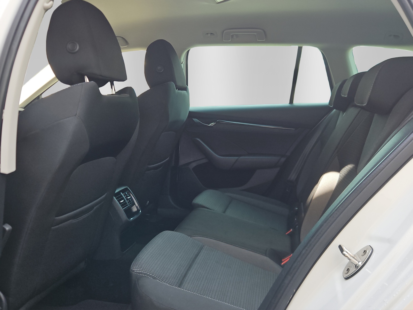 SKODA Octavia Combi 2.0 TDI DSG Ambition 4x4-image-6