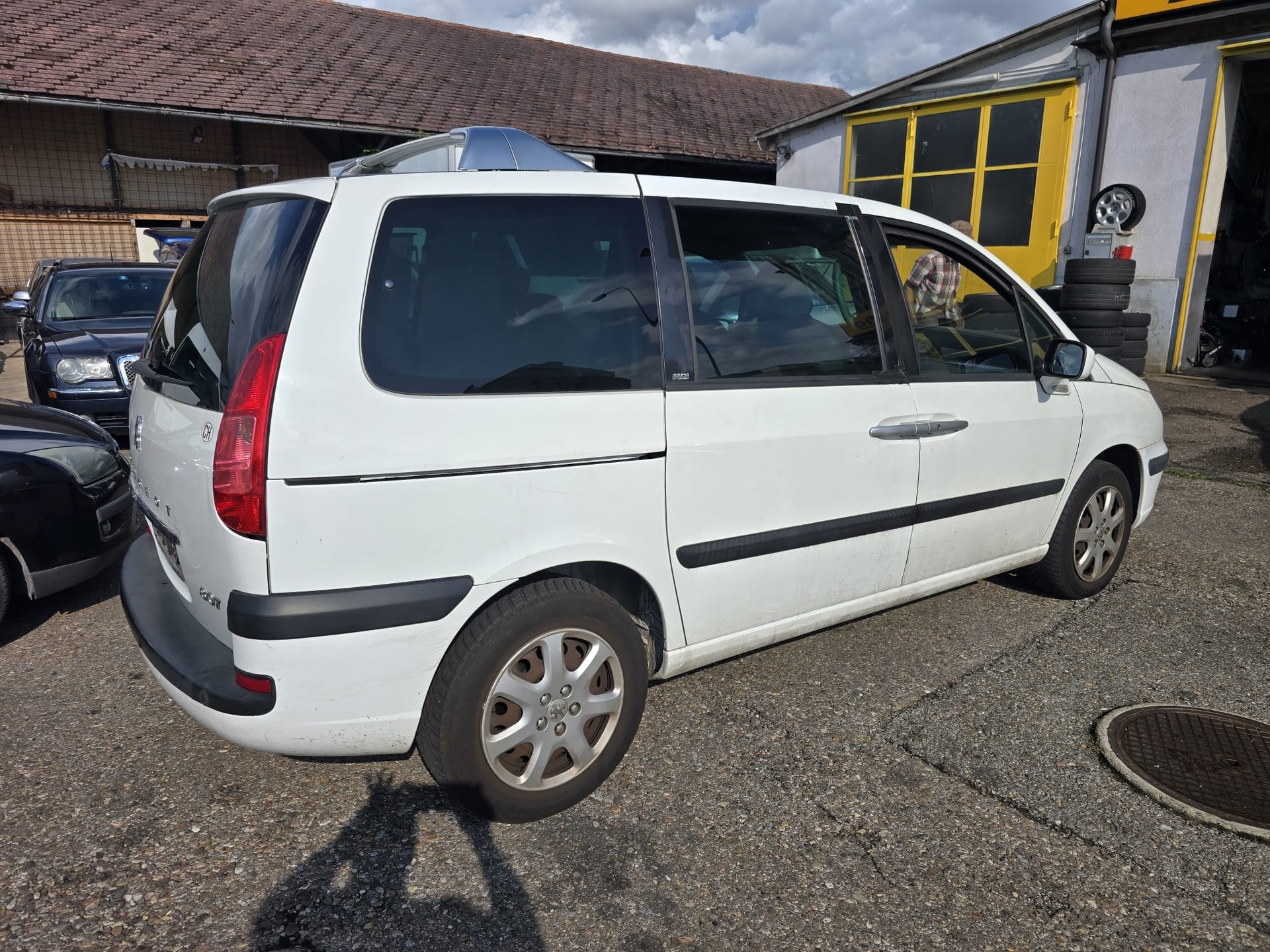 PEUGEOT 807 2.0 16V HDi ST Family+ Automatic-image-3
