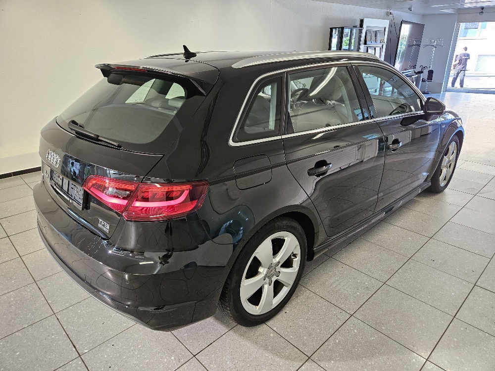 AUDI A3 Sportback 1.8 TFSI Ambiente quattro S-tronic-image-4