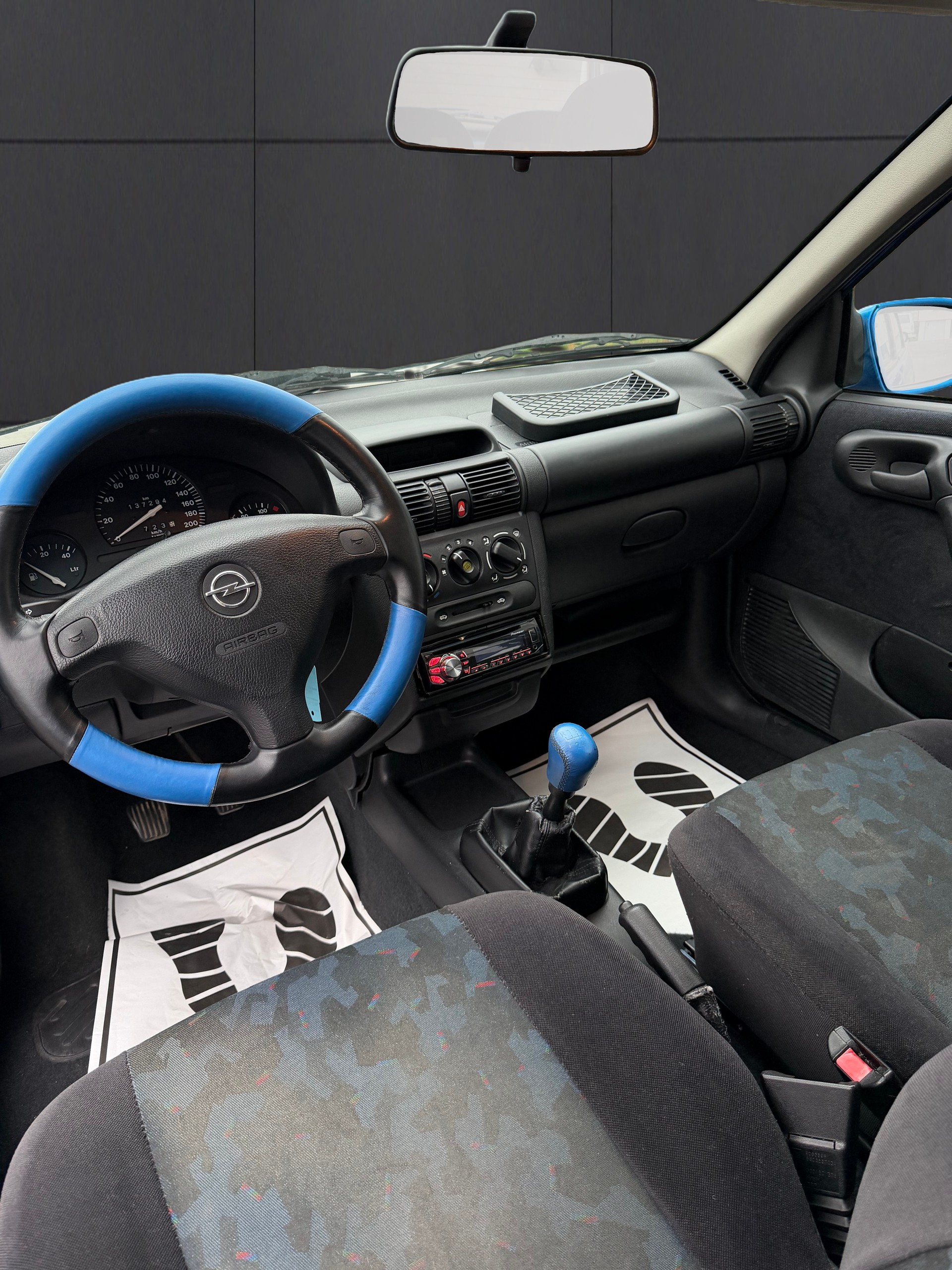 OPEL Corsa 1.2 16V Young-image-4