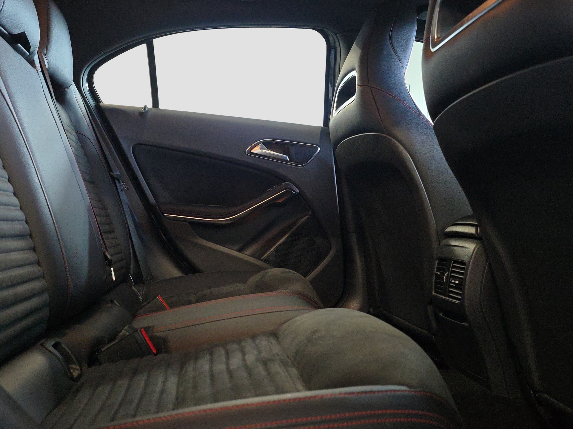 MERCEDES-BENZ A 200 AMG Line 7G-DCT-image-15