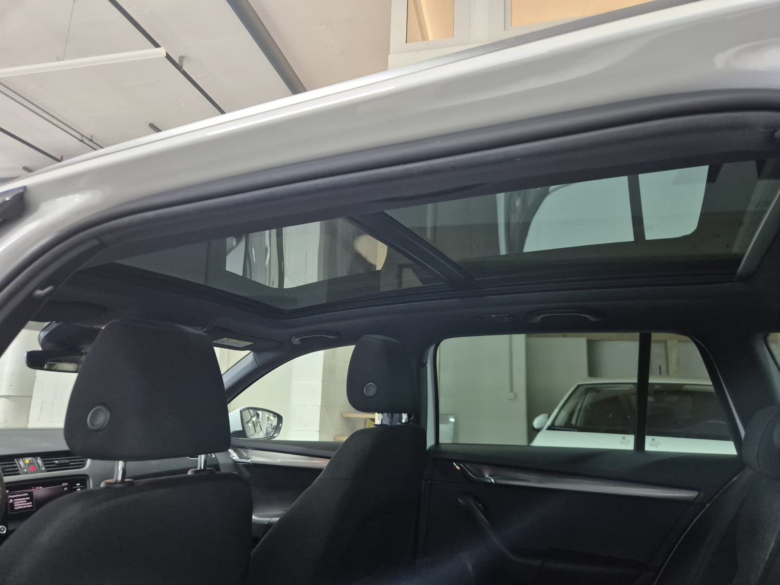 SKODA Octavia Combi 2.0 TSI Style 4x4 DSG-image-11