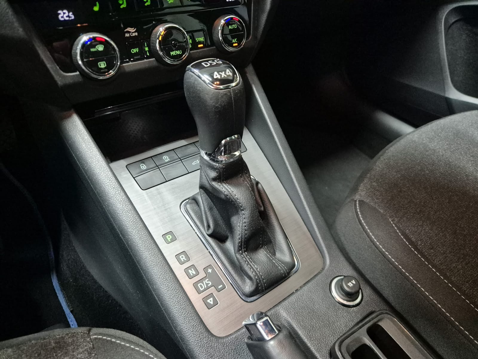 SKODA Octavia Combi 2.0 TSI Style 4x4 DSG-image-13